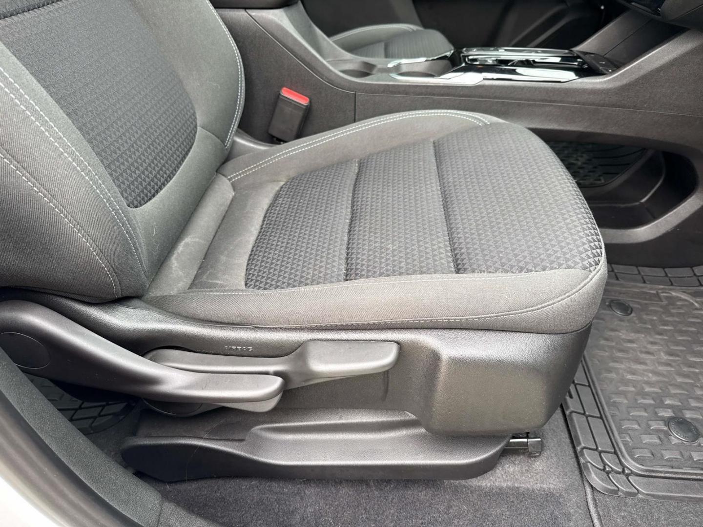 2022 Summit White /Jet Black Chevrolet Bolt EUV FWD 4dr LT (1G1FY6S09N4) , Automatic transmission, located at 6904 Johnston St., Lafayette, LA, 70503, (337) 988-1960, 30.143589, -92.100601 - Photo#11