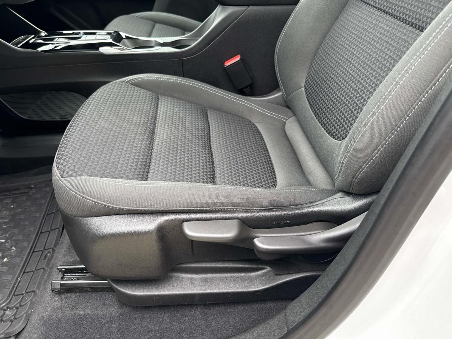 2022 Summit White /Jet Black Chevrolet Bolt EUV FWD 4dr LT (1G1FY6S09N4) , Automatic transmission, located at 6904 Johnston St., Lafayette, LA, 70503, (337) 988-1960, 30.143589, -92.100601 - Photo#16