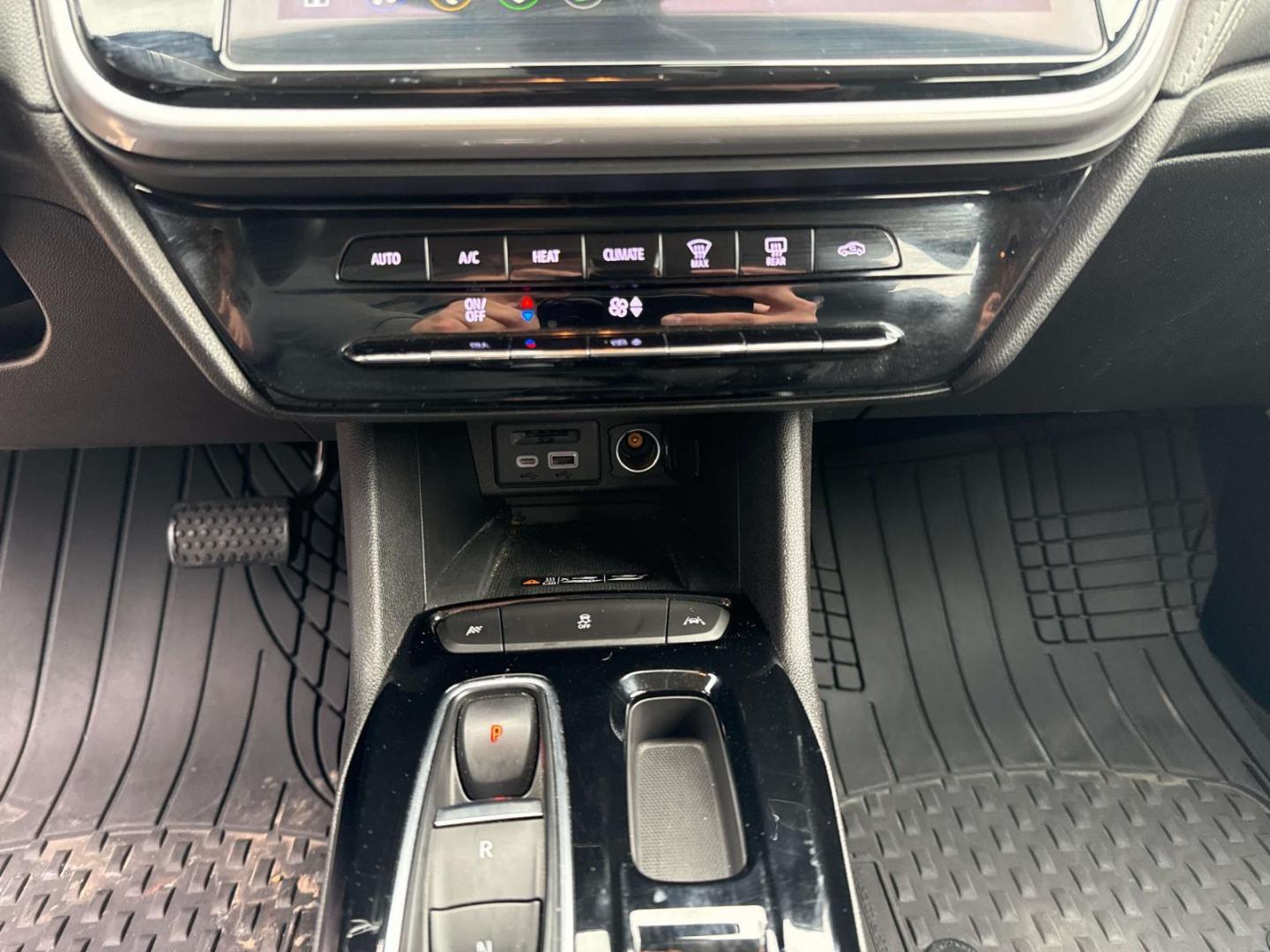 2022 Summit White /Jet Black Chevrolet Bolt EUV FWD 4dr LT (1G1FY6S09N4) , Automatic transmission, located at 6904 Johnston St., Lafayette, LA, 70503, (337) 988-1960, 30.143589, -92.100601 - Photo#25