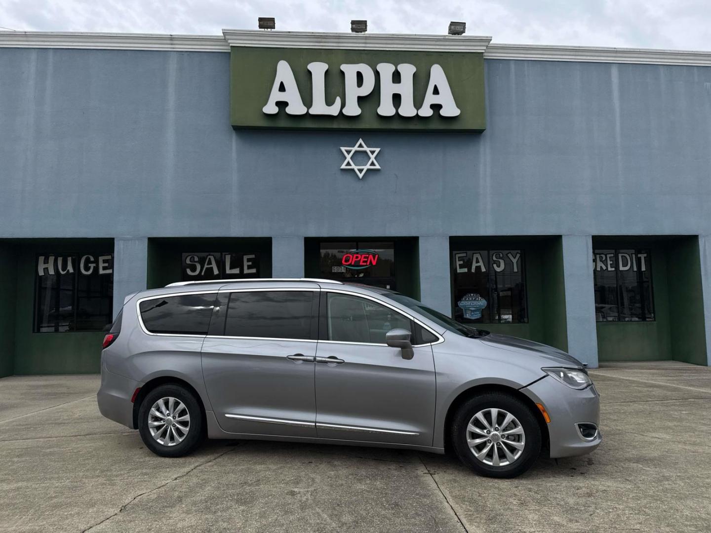 2019 Billet Silver Metallic Clearcoat /Black/Alloy Chrysler Pacifica Touring L FWD (2C4RC1BG4KR) , Automatic transmission, located at 6904 Johnston St., Lafayette, LA, 70503, (337) 988-1960, 30.143589, -92.100601 - Photo#0
