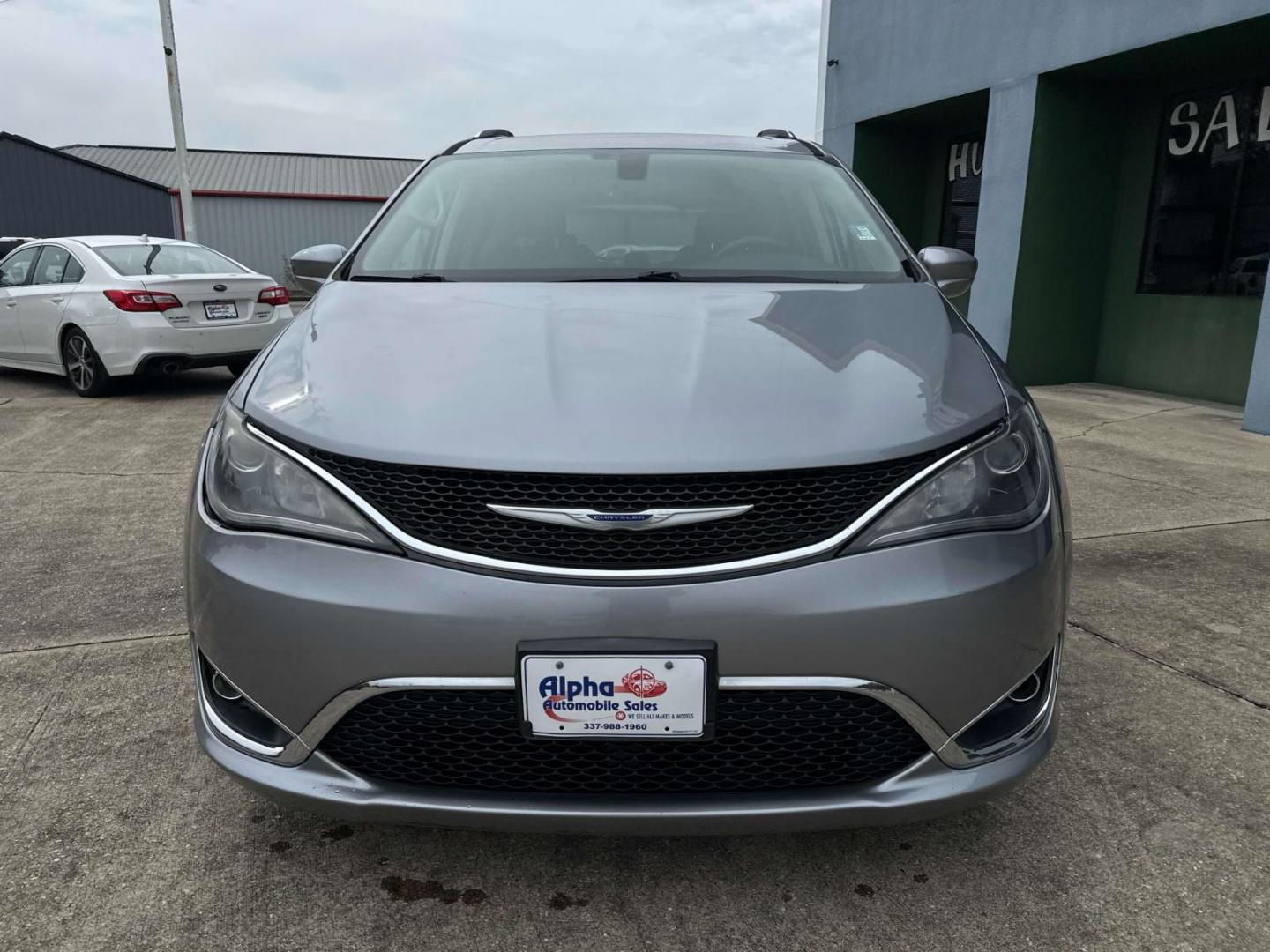 2019 Billet Silver Metallic Clearcoat /Black/Alloy Chrysler Pacifica Touring L FWD (2C4RC1BG4KR) , Automatic transmission, located at 6904 Johnston St., Lafayette, LA, 70503, (337) 988-1960, 30.143589, -92.100601 - Photo#1