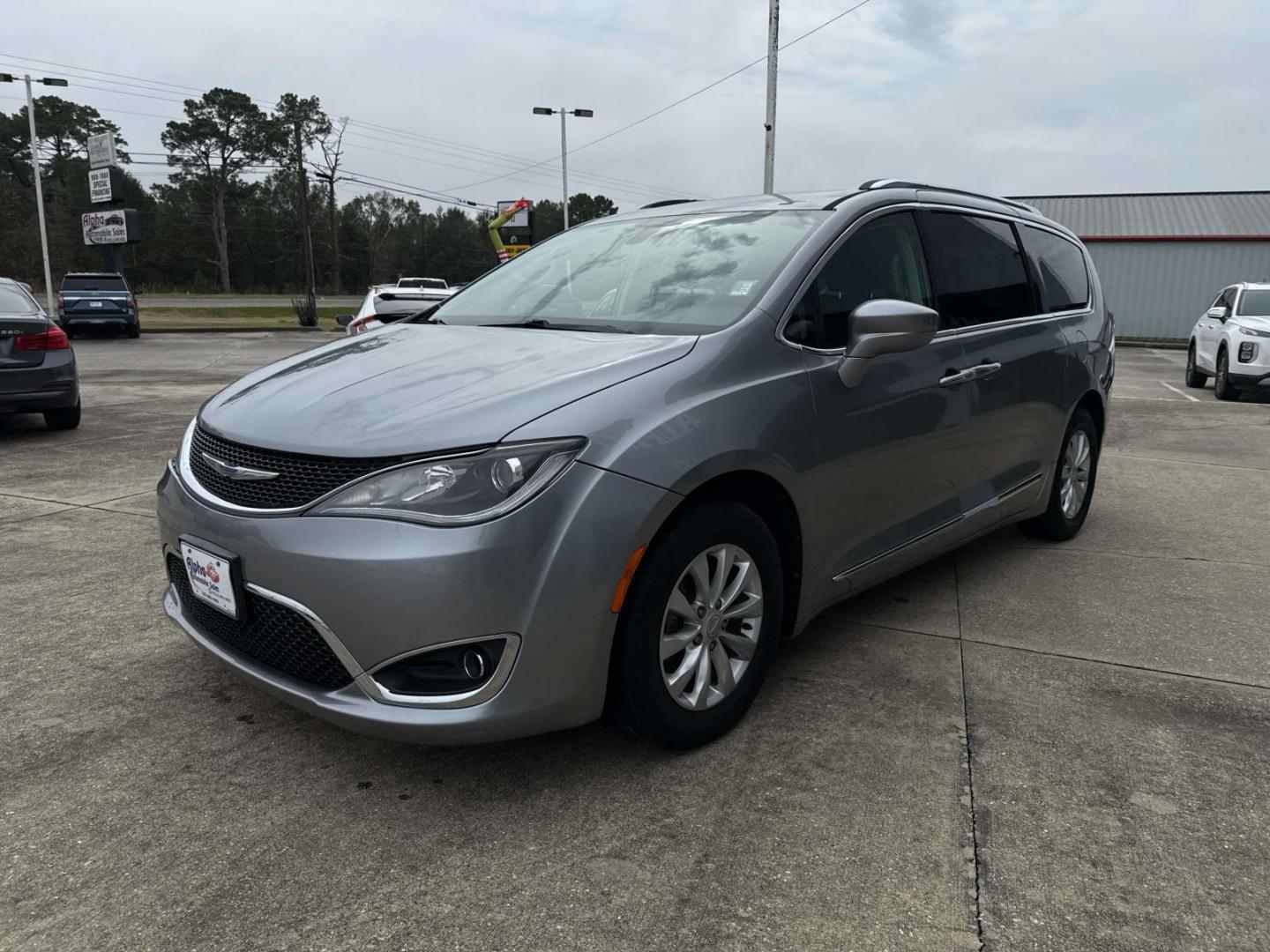 2019 Billet Silver Metallic Clearcoat /Black/Alloy Chrysler Pacifica Touring L FWD (2C4RC1BG4KR) , Automatic transmission, located at 6904 Johnston St., Lafayette, LA, 70503, (337) 988-1960, 30.143589, -92.100601 - Photo#2