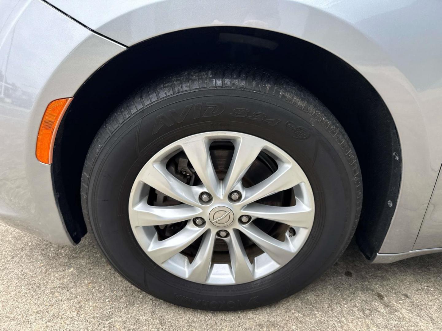 2019 Billet Silver Metallic Clearcoat /Black/Alloy Chrysler Pacifica Touring L FWD (2C4RC1BG4KR) , Automatic transmission, located at 6904 Johnston St., Lafayette, LA, 70503, (337) 988-1960, 30.143589, -92.100601 - Photo#3