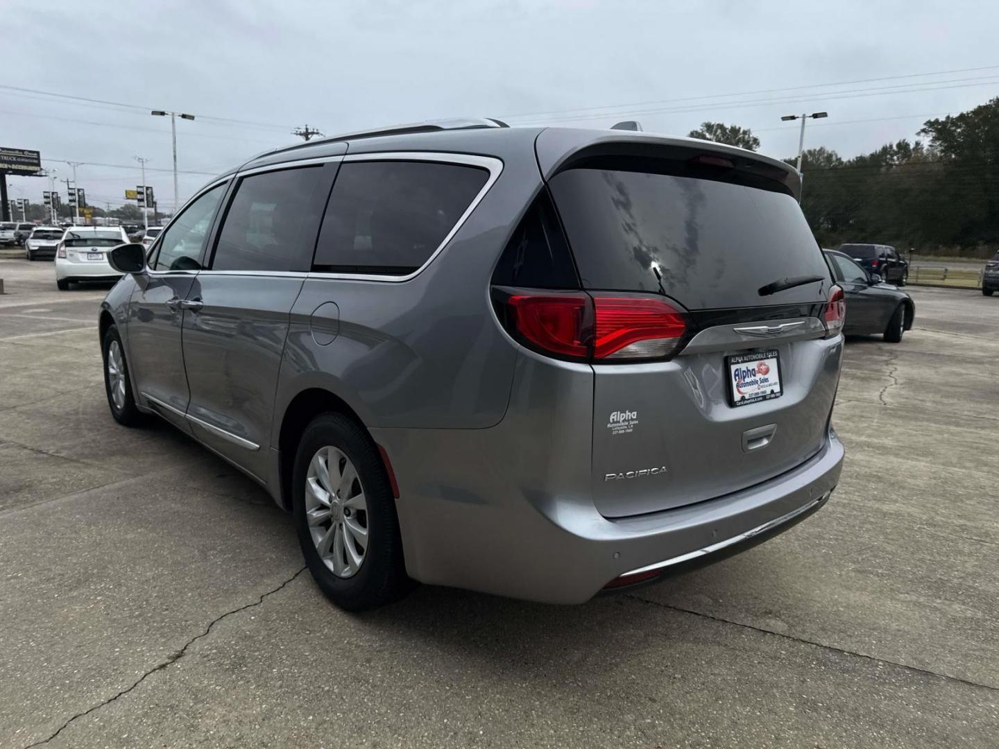 2019 Billet Silver Metallic Clearcoat /Black/Alloy Chrysler Pacifica Touring L FWD (2C4RC1BG4KR) , Automatic transmission, located at 6904 Johnston St., Lafayette, LA, 70503, (337) 988-1960, 30.143589, -92.100601 - Photo#4
