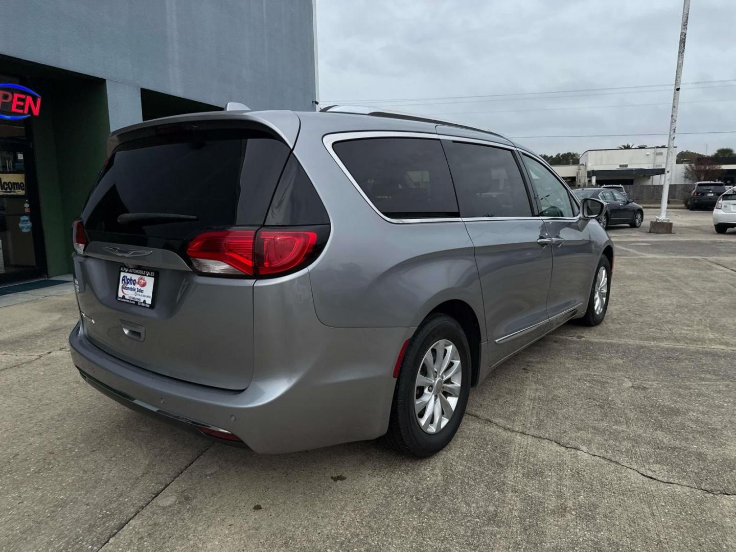 2019 Billet Silver Metallic Clearcoat /Black/Alloy Chrysler Pacifica Touring L FWD (2C4RC1BG4KR) , Automatic transmission, located at 6904 Johnston St., Lafayette, LA, 70503, (337) 988-1960, 30.143589, -92.100601 - Photo#6
