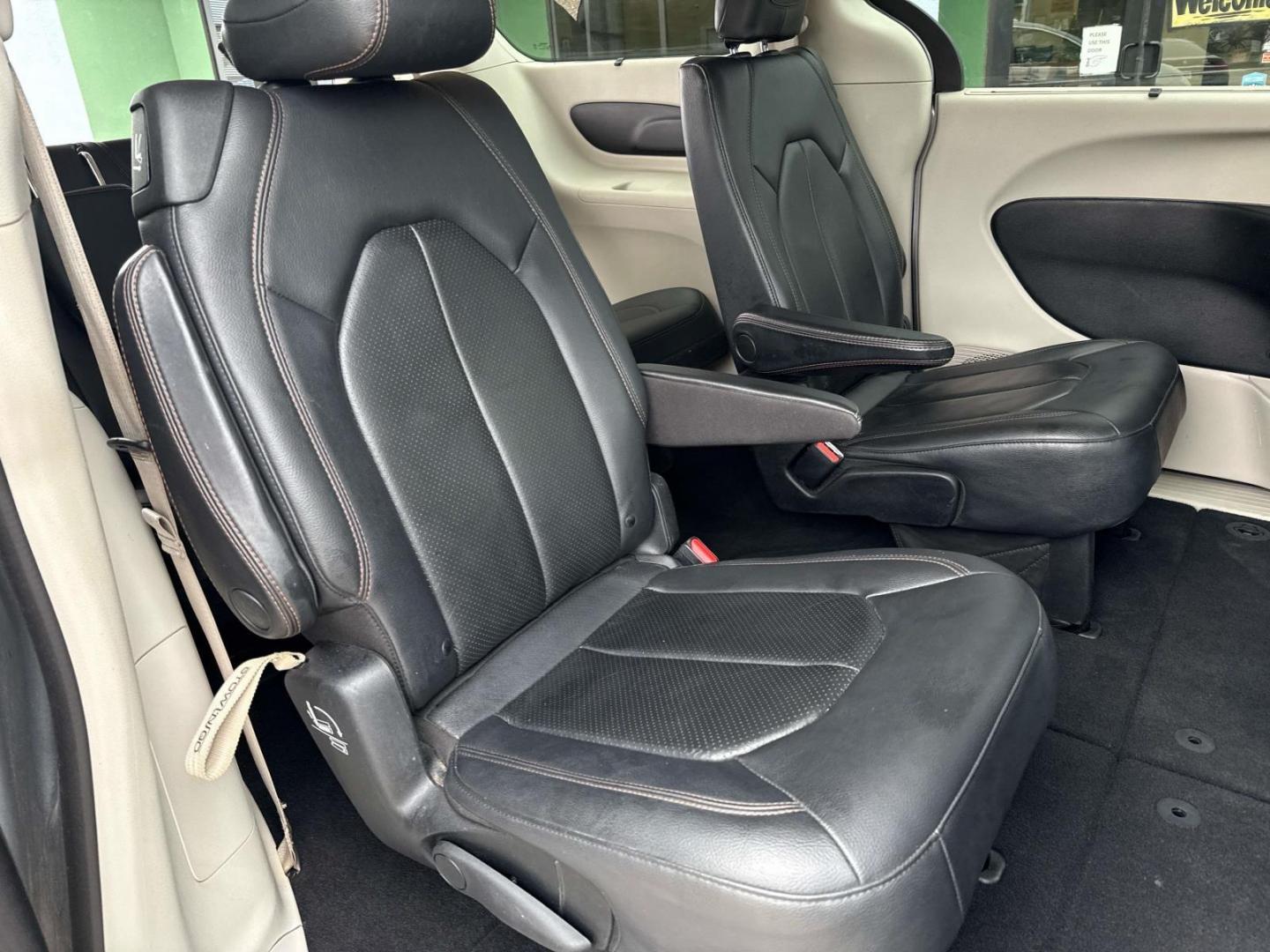 2019 Billet Silver Metallic Clearcoat /Black/Alloy Chrysler Pacifica Touring L FWD (2C4RC1BG4KR) , Automatic transmission, located at 6904 Johnston St., Lafayette, LA, 70503, (337) 988-1960, 30.143589, -92.100601 - Photo#8