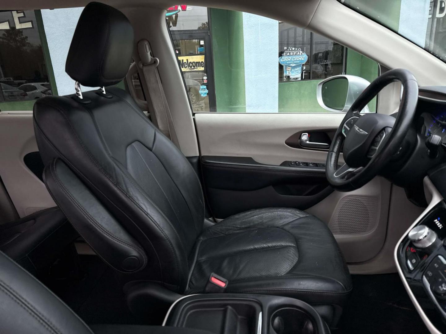 2019 Billet Silver Metallic Clearcoat /Black/Alloy Chrysler Pacifica Touring L FWD (2C4RC1BG4KR) , Automatic transmission, located at 6904 Johnston St., Lafayette, LA, 70503, (337) 988-1960, 30.143589, -92.100601 - Photo#9