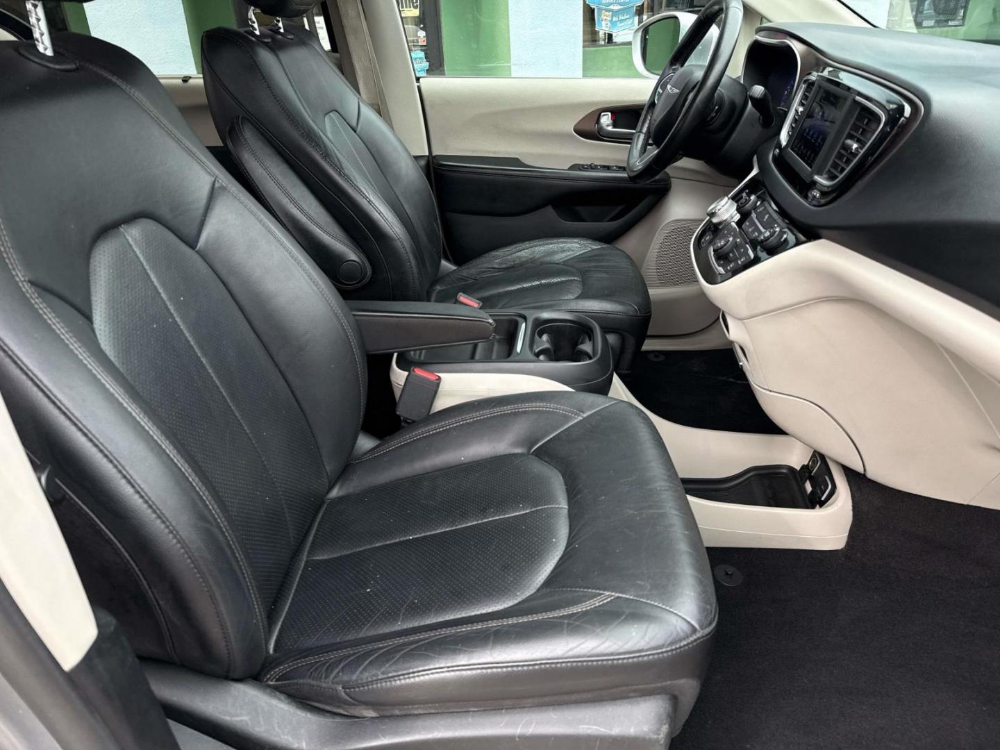 2019 Billet Silver Metallic Clearcoat /Black/Alloy Chrysler Pacifica Touring L FWD (2C4RC1BG4KR) , Automatic transmission, located at 6904 Johnston St., Lafayette, LA, 70503, (337) 988-1960, 30.143589, -92.100601 - Photo#10