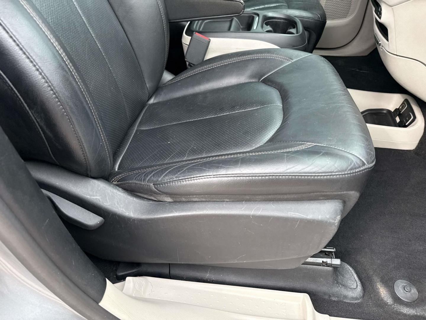 2019 Billet Silver Metallic Clearcoat /Black/Alloy Chrysler Pacifica Touring L FWD (2C4RC1BG4KR) , Automatic transmission, located at 6904 Johnston St., Lafayette, LA, 70503, (337) 988-1960, 30.143589, -92.100601 - Photo#11