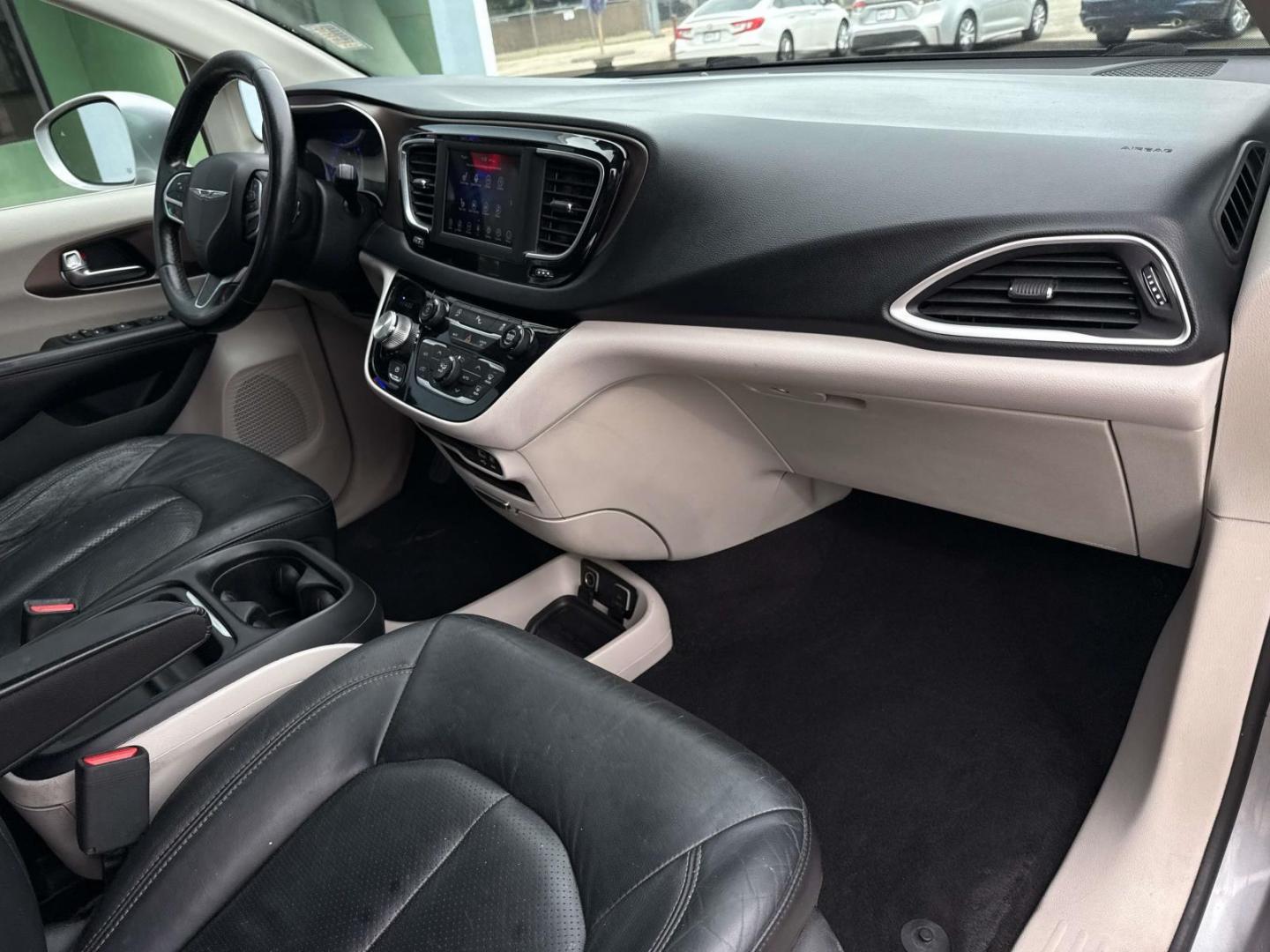 2019 Billet Silver Metallic Clearcoat /Black/Alloy Chrysler Pacifica Touring L FWD (2C4RC1BG4KR) , Automatic transmission, located at 6904 Johnston St., Lafayette, LA, 70503, (337) 988-1960, 30.143589, -92.100601 - Photo#12