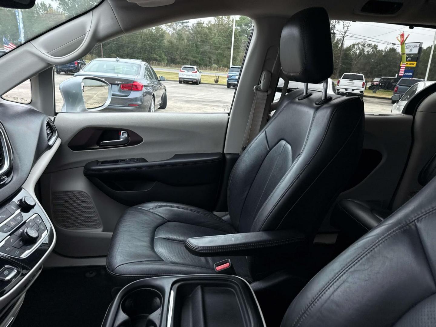 2019 Billet Silver Metallic Clearcoat /Black/Alloy Chrysler Pacifica Touring L FWD (2C4RC1BG4KR) , Automatic transmission, located at 6904 Johnston St., Lafayette, LA, 70503, (337) 988-1960, 30.143589, -92.100601 - Photo#14