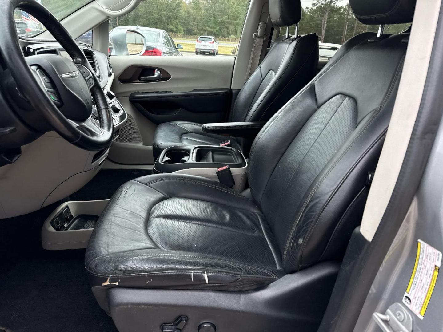 2019 Billet Silver Metallic Clearcoat /Black/Alloy Chrysler Pacifica Touring L FWD (2C4RC1BG4KR) , Automatic transmission, located at 6904 Johnston St., Lafayette, LA, 70503, (337) 988-1960, 30.143589, -92.100601 - Photo#15