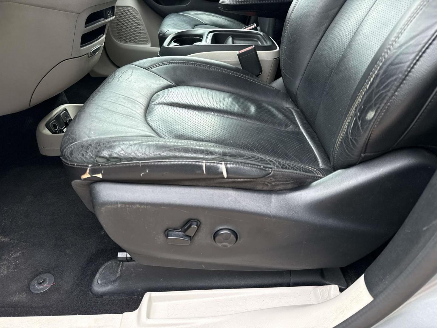 2019 Billet Silver Metallic Clearcoat /Black/Alloy Chrysler Pacifica Touring L FWD (2C4RC1BG4KR) , Automatic transmission, located at 6904 Johnston St., Lafayette, LA, 70503, (337) 988-1960, 30.143589, -92.100601 - Photo#16