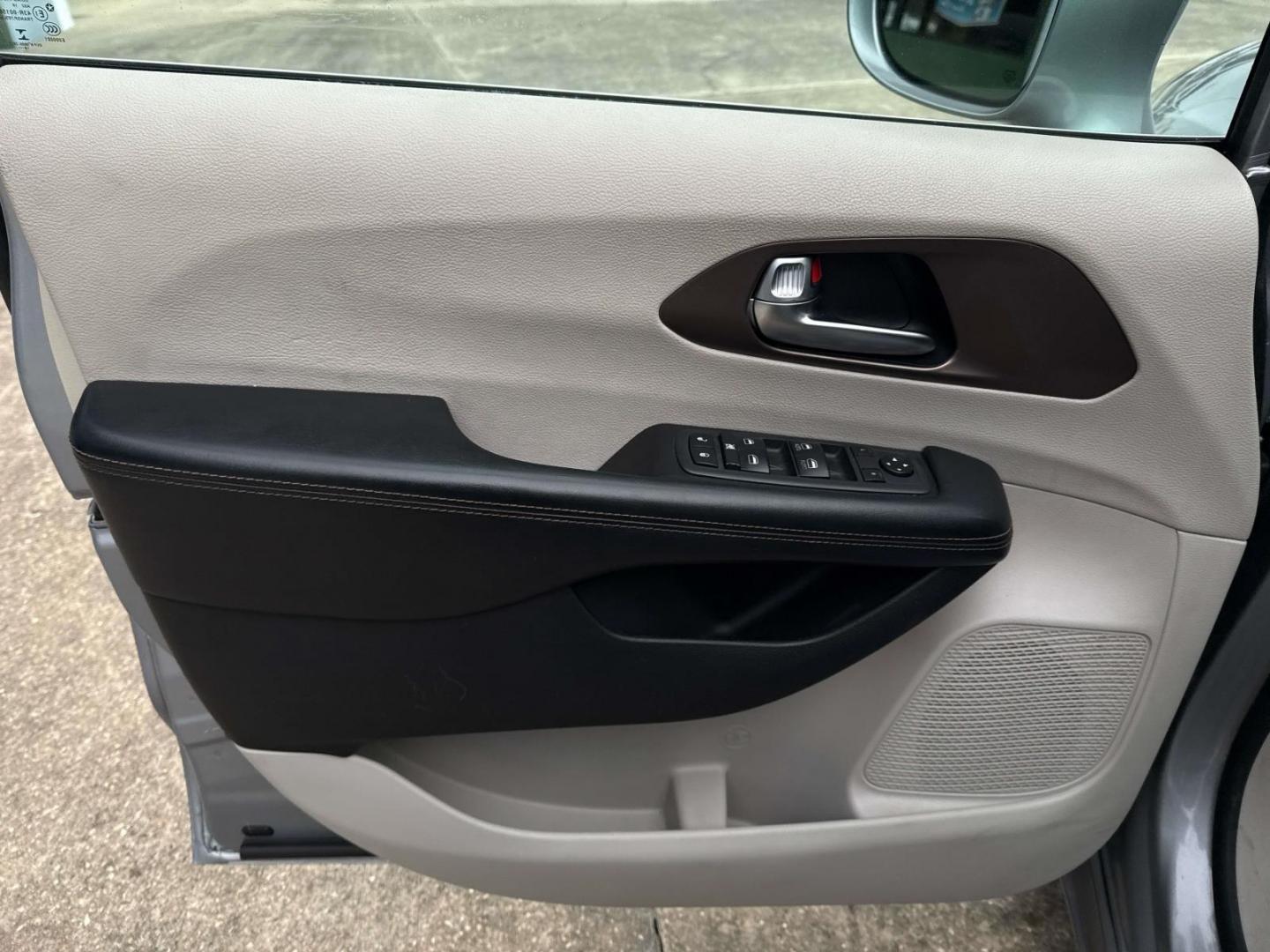 2019 Billet Silver Metallic Clearcoat /Black/Alloy Chrysler Pacifica Touring L FWD (2C4RC1BG4KR) , Automatic transmission, located at 6904 Johnston St., Lafayette, LA, 70503, (337) 988-1960, 30.143589, -92.100601 - Photo#17