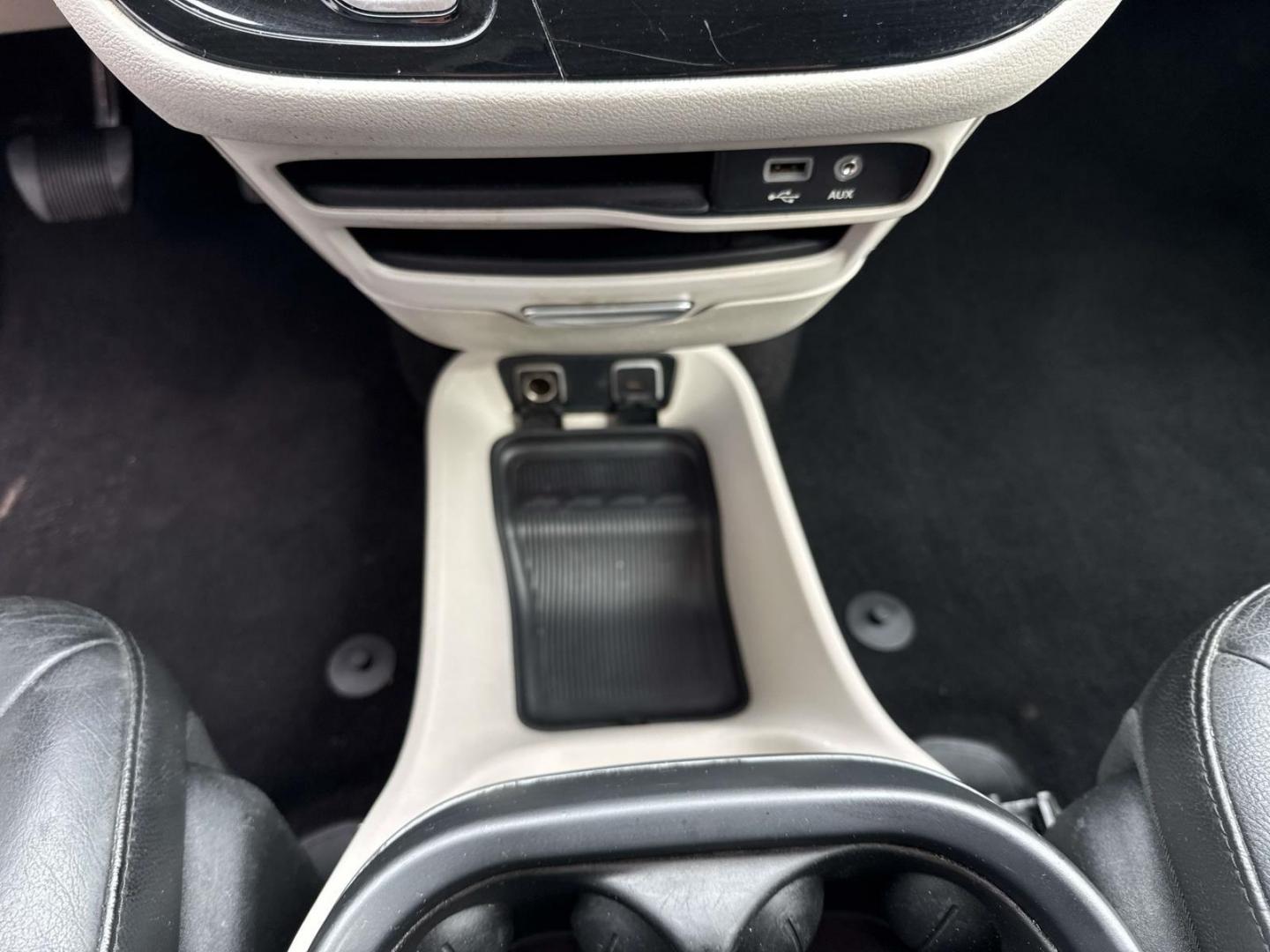 2019 Billet Silver Metallic Clearcoat /Black/Alloy Chrysler Pacifica Touring L FWD (2C4RC1BG4KR) , Automatic transmission, located at 6904 Johnston St., Lafayette, LA, 70503, (337) 988-1960, 30.143589, -92.100601 - Photo#24