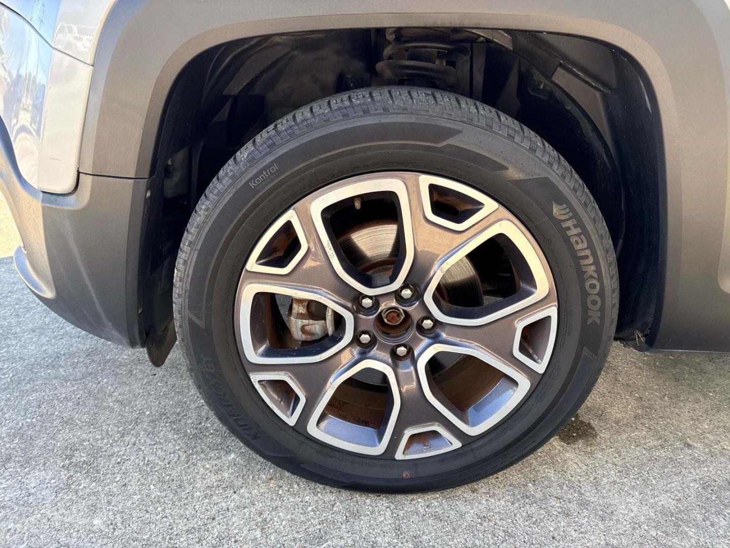 2018 Silver /Black Jeep Renegade Limited FWD (ZACCJADB9JP) , Automatic transmission, located at 6904 Johnston St., Lafayette, LA, 70503, (337) 988-1960, 30.143589, -92.100601 - Photo#3