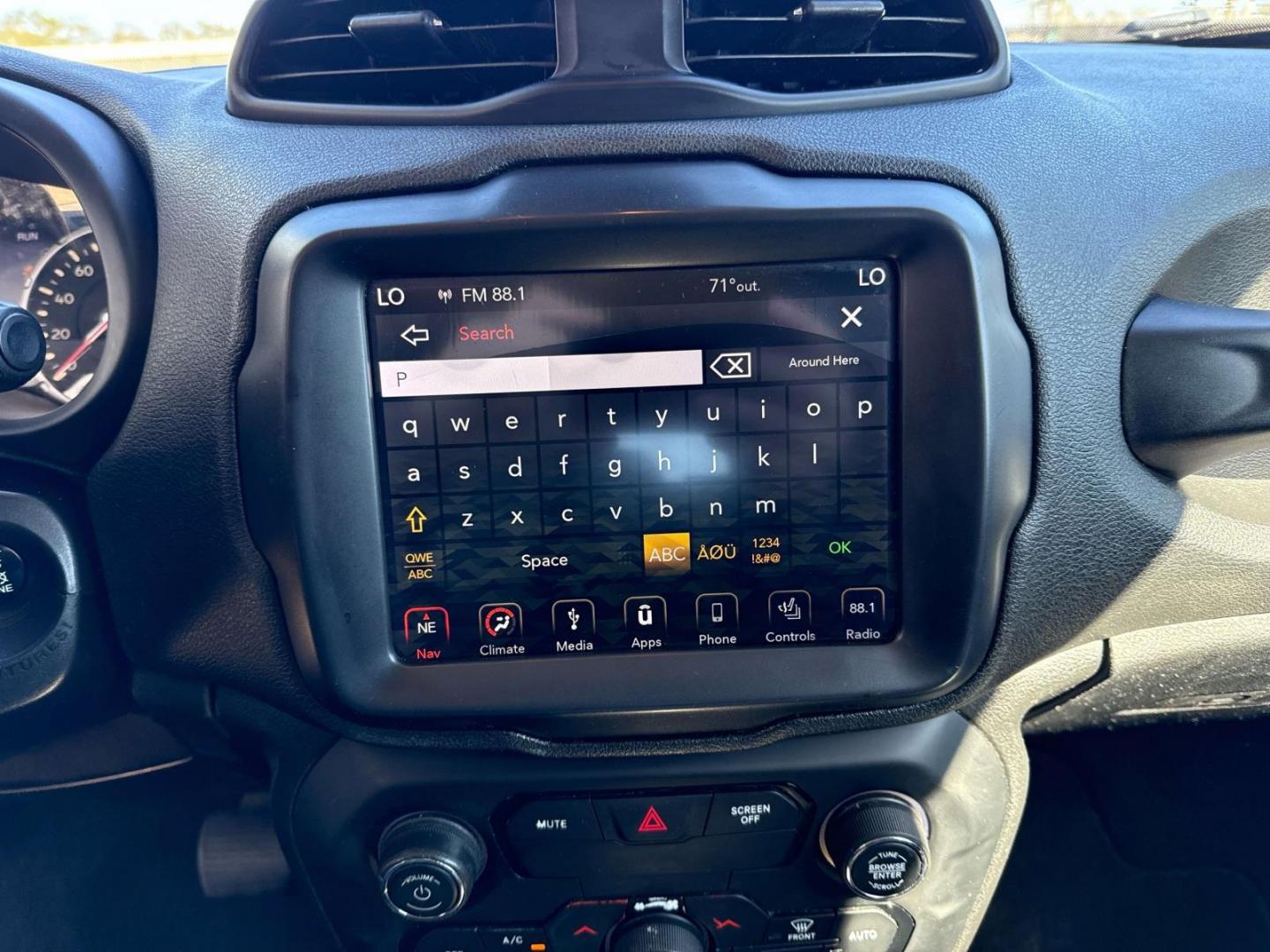 2018 Silver /Black Jeep Renegade Limited FWD (ZACCJADB9JP) , Automatic transmission, located at 6904 Johnston St., Lafayette, LA, 70503, (337) 988-1960, 30.143589, -92.100601 - Photo#23