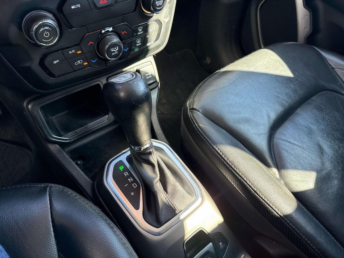 2018 Silver /Black Jeep Renegade Limited FWD (ZACCJADB9JP) , Automatic transmission, located at 6904 Johnston St., Lafayette, LA, 70503, (337) 988-1960, 30.143589, -92.100601 - Photo#25