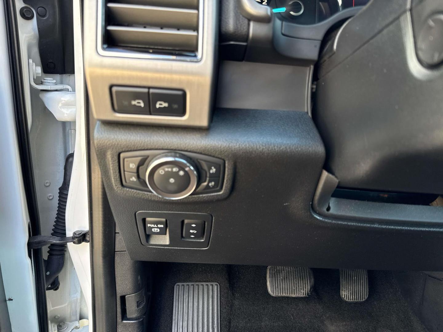 2020 Star White Metallic Tri-Coat /Black Ford F-150 Platinum 2WD SuperCrew 5.5' Box (1FTEW1C59LF) , Automatic transmission, located at 6904 Johnston St., Lafayette, LA, 70503, (337) 988-1960, 30.143589, -92.100601 - Photo#23