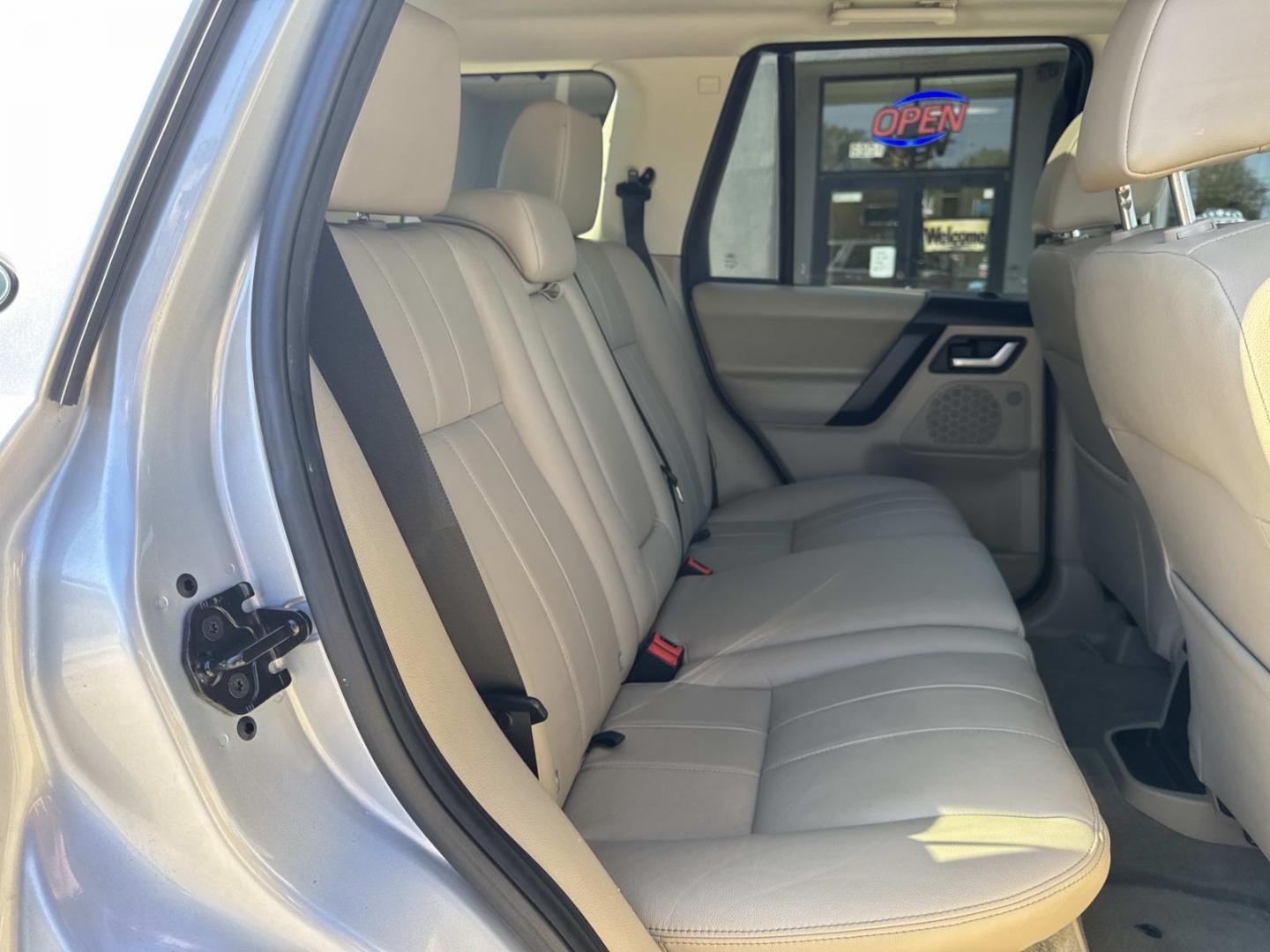 2014 Silver /Tan Land Rover LR2 AWD 4dr (SALFR2BG4EH) , Automatic transmission, located at 6904 Johnston St., Lafayette, LA, 70503, (337) 988-1960, 30.143589, -92.100601 - Photo#8