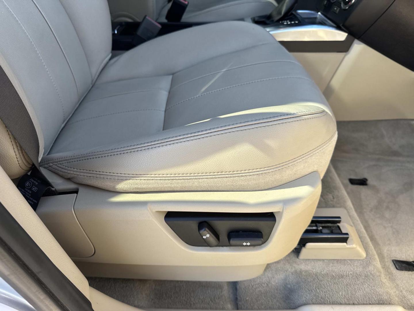 2014 Silver /Tan Land Rover LR2 AWD 4dr (SALFR2BG4EH) , Automatic transmission, located at 6904 Johnston St., Lafayette, LA, 70503, (337) 988-1960, 30.143589, -92.100601 - Photo#11