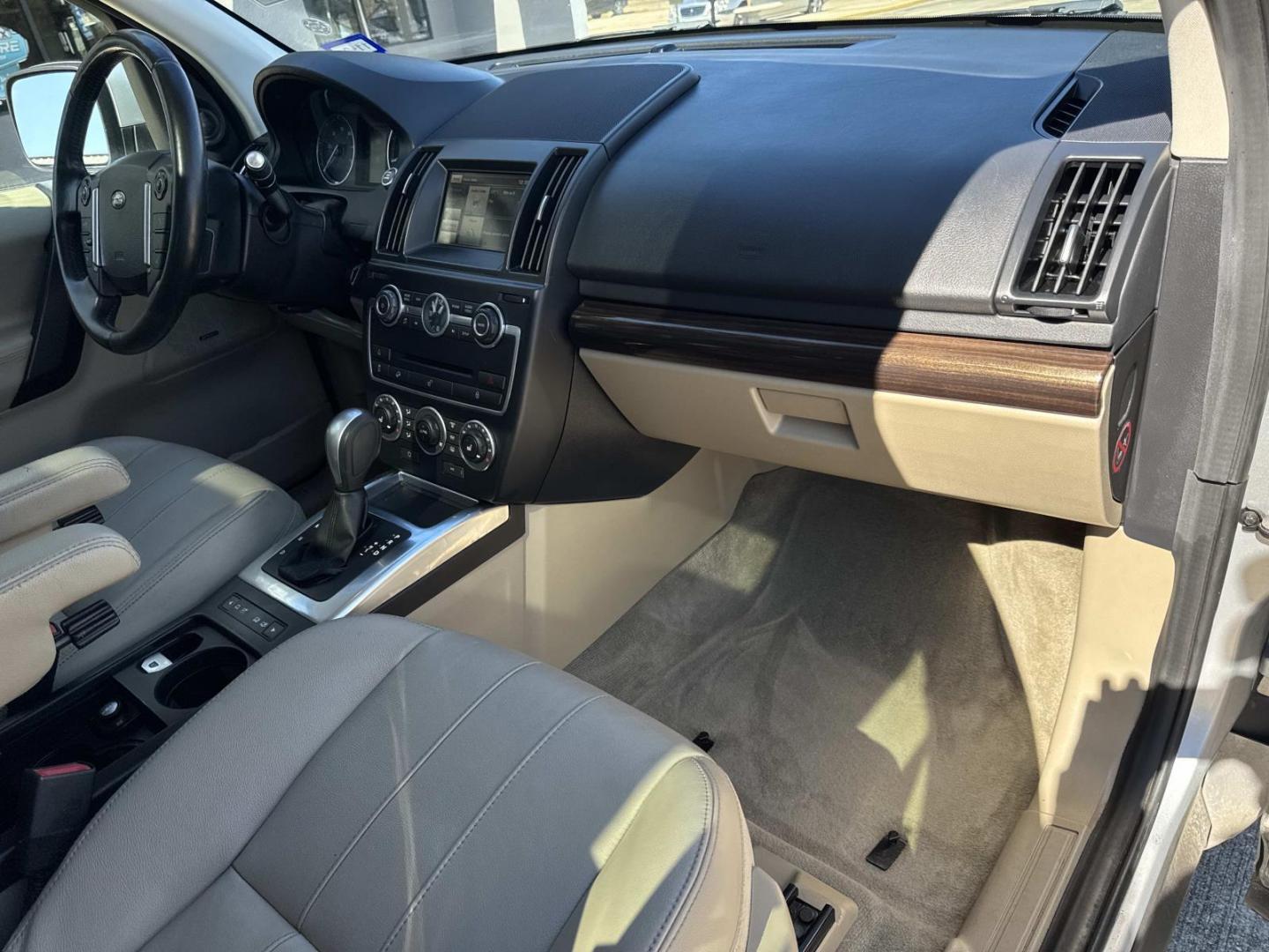 2014 Silver /Tan Land Rover LR2 AWD 4dr (SALFR2BG4EH) , Automatic transmission, located at 6904 Johnston St., Lafayette, LA, 70503, (337) 988-1960, 30.143589, -92.100601 - Photo#12