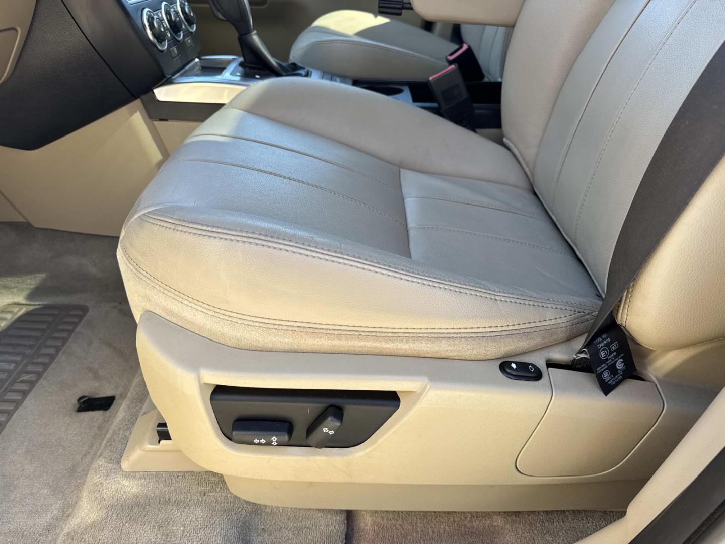 2014 Silver /Tan Land Rover LR2 AWD 4dr (SALFR2BG4EH) , Automatic transmission, located at 6904 Johnston St., Lafayette, LA, 70503, (337) 988-1960, 30.143589, -92.100601 - Photo#16