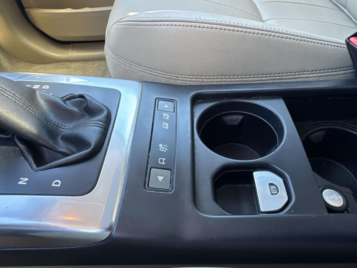 2014 Silver /Tan Land Rover LR2 AWD 4dr (SALFR2BG4EH) , Automatic transmission, located at 6904 Johnston St., Lafayette, LA, 70503, (337) 988-1960, 30.143589, -92.100601 - Photo#26