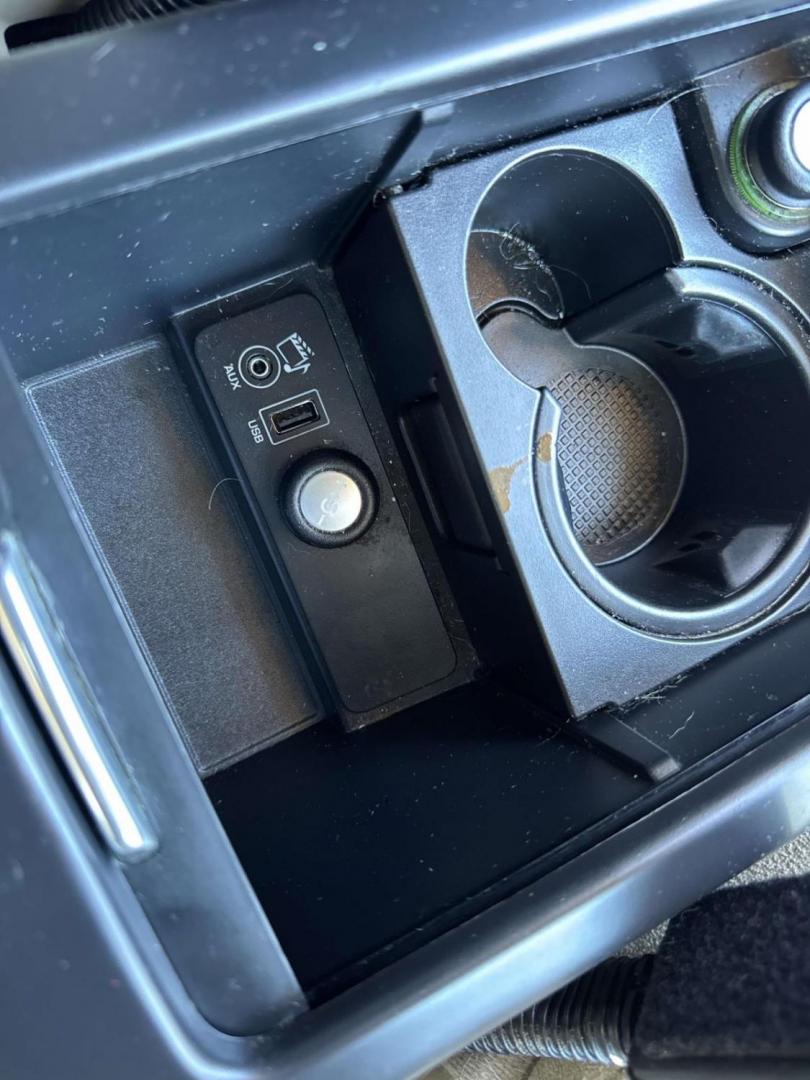 2014 Silver /Tan Land Rover LR2 AWD 4dr (SALFR2BG4EH) , Automatic transmission, located at 6904 Johnston St., Lafayette, LA, 70503, (337) 988-1960, 30.143589, -92.100601 - Photo#27