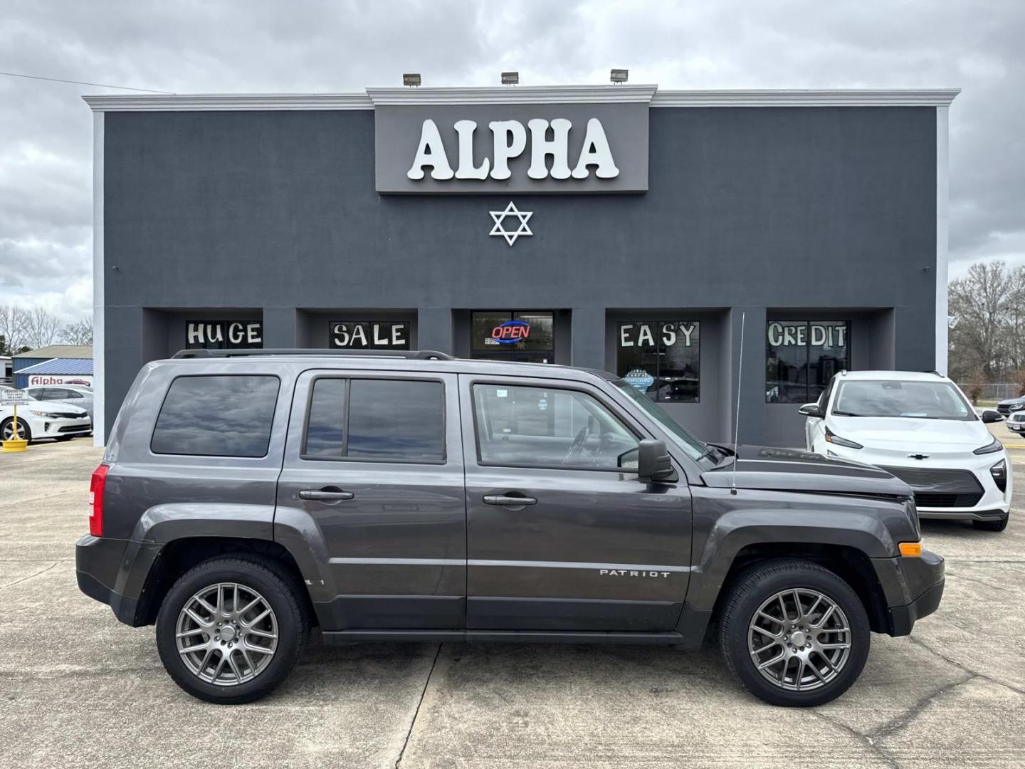 2017 Gray /Gray Jeep Patriot Latitude FWD (1C4NJPFB4HD) , Automatic transmission, located at 6904 Johnston St., Lafayette, LA, 70503, (337) 988-1960, 30.143589, -92.100601 - Photo#0