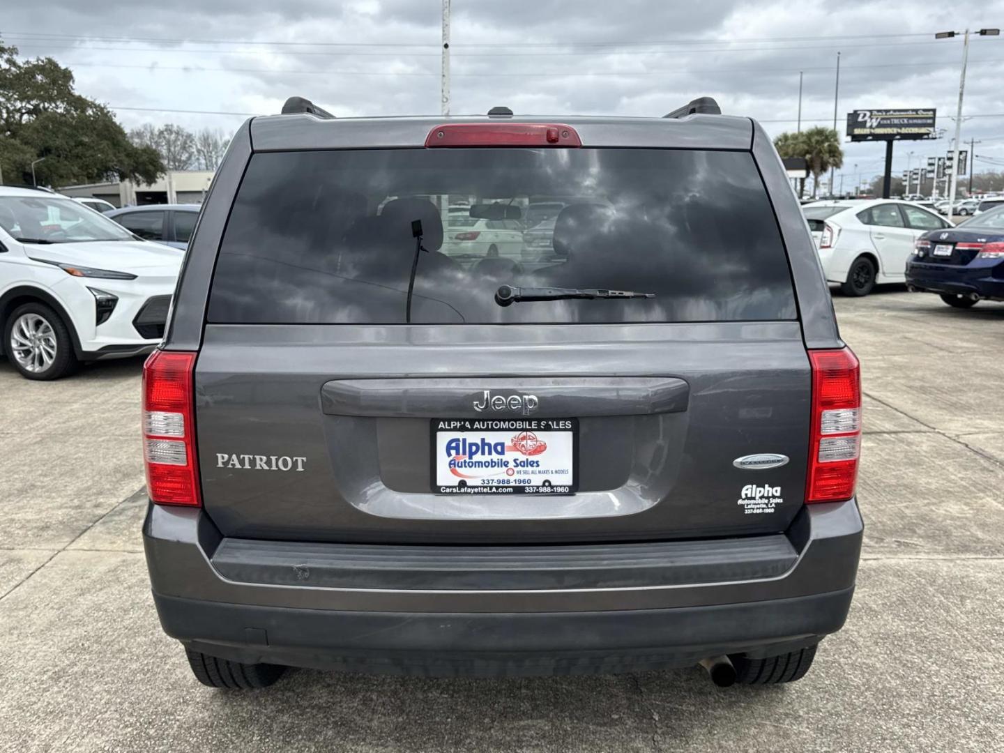2017 Gray /Gray Jeep Patriot Latitude FWD (1C4NJPFB4HD) , Automatic transmission, located at 6904 Johnston St., Lafayette, LA, 70503, (337) 988-1960, 30.143589, -92.100601 - Photo#5