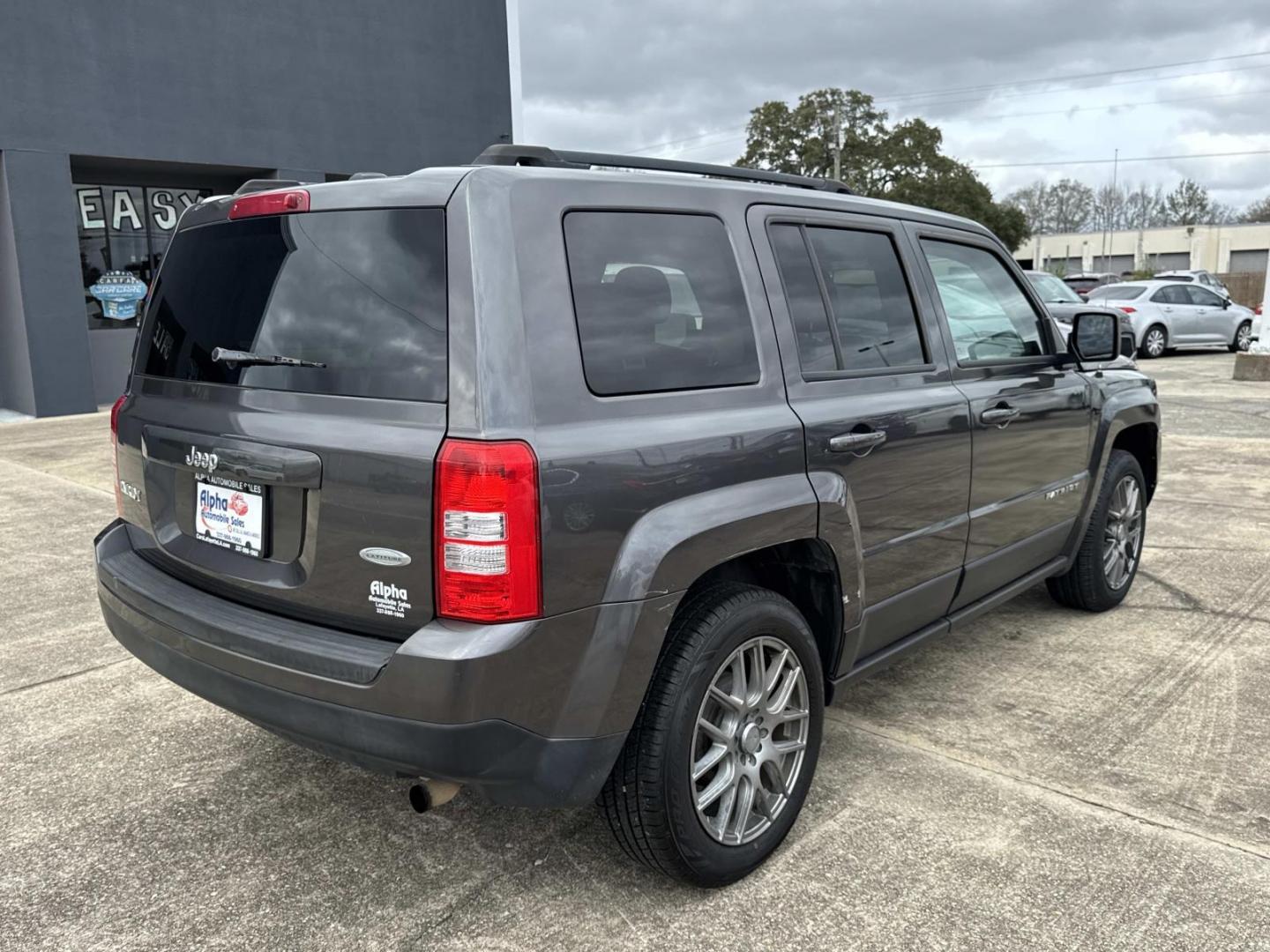 2017 Gray /Gray Jeep Patriot Latitude FWD (1C4NJPFB4HD) , Automatic transmission, located at 6904 Johnston St., Lafayette, LA, 70503, (337) 988-1960, 30.143589, -92.100601 - Photo#6