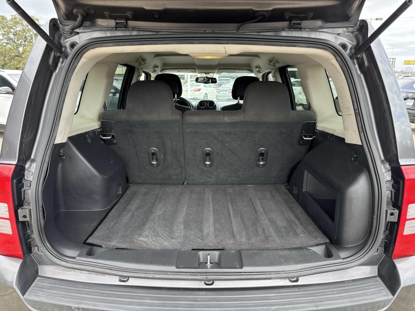 2017 Gray /Gray Jeep Patriot Latitude FWD (1C4NJPFB4HD) , Automatic transmission, located at 6904 Johnston St., Lafayette, LA, 70503, (337) 988-1960, 30.143589, -92.100601 - Photo#7