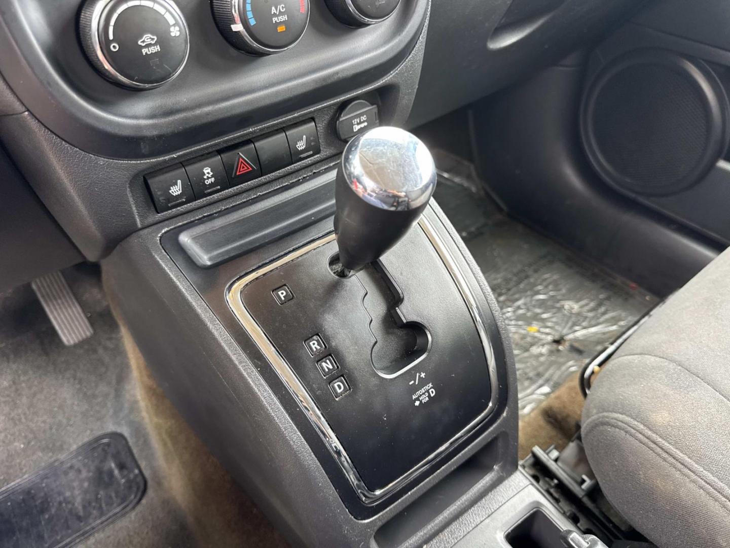 2017 Gray /Gray Jeep Patriot Latitude FWD (1C4NJPFB4HD) , Automatic transmission, located at 6904 Johnston St., Lafayette, LA, 70503, (337) 988-1960, 30.143589, -92.100601 - Photo#24