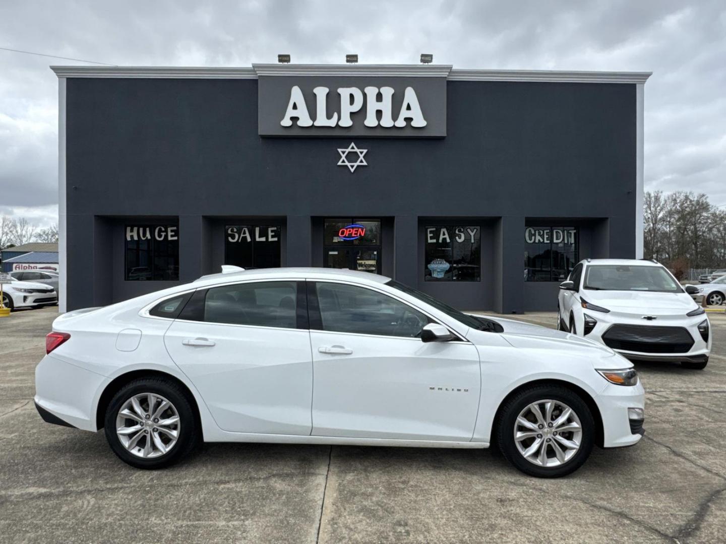 2023 White /Black Chevrolet Malibu 4dr Sdn 1LT (1G1ZD5ST1PF) , Automatic transmission, located at 6904 Johnston St., Lafayette, LA, 70503, (337) 988-1960, 30.143589, -92.100601 - Photo#0