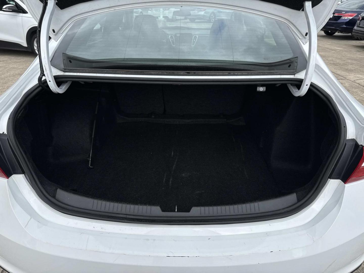 2023 White /Black Chevrolet Malibu 4dr Sdn 1LT (1G1ZD5ST1PF) , Automatic transmission, located at 6904 Johnston St., Lafayette, LA, 70503, (337) 988-1960, 30.143589, -92.100601 - Photo#7