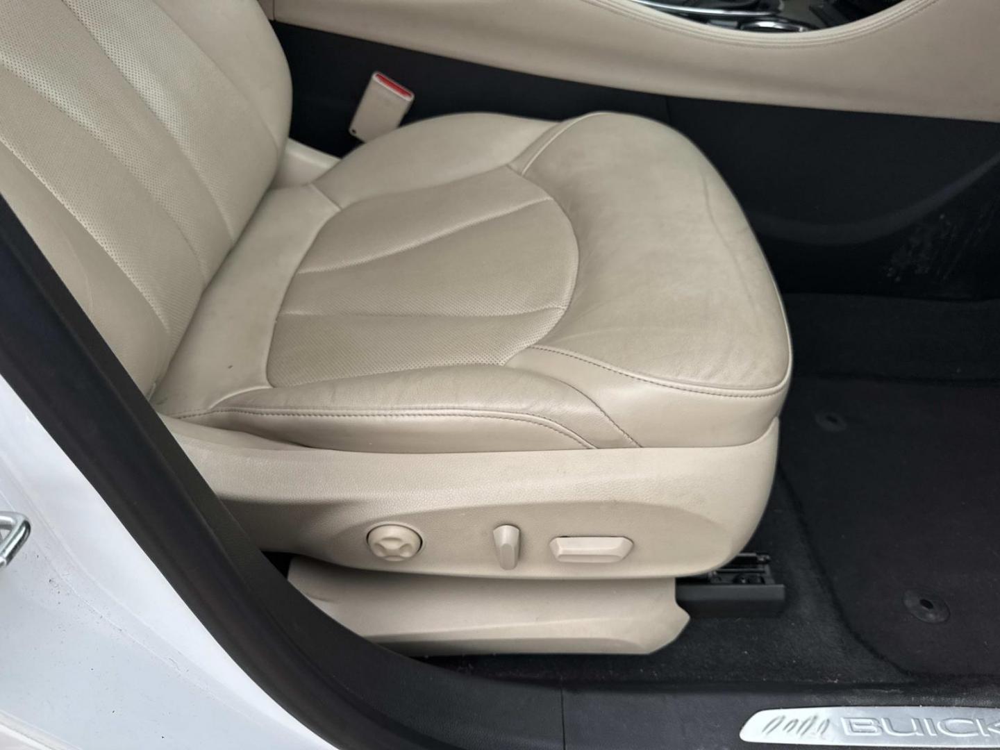 2017 White /Tan Buick Envision AWD 4dr Premium II (LRBFXFSX6HD) , Automatic transmission, located at 6904 Johnston St., Lafayette, LA, 70503, (337) 988-1960, 30.143589, -92.100601 - Photo#10