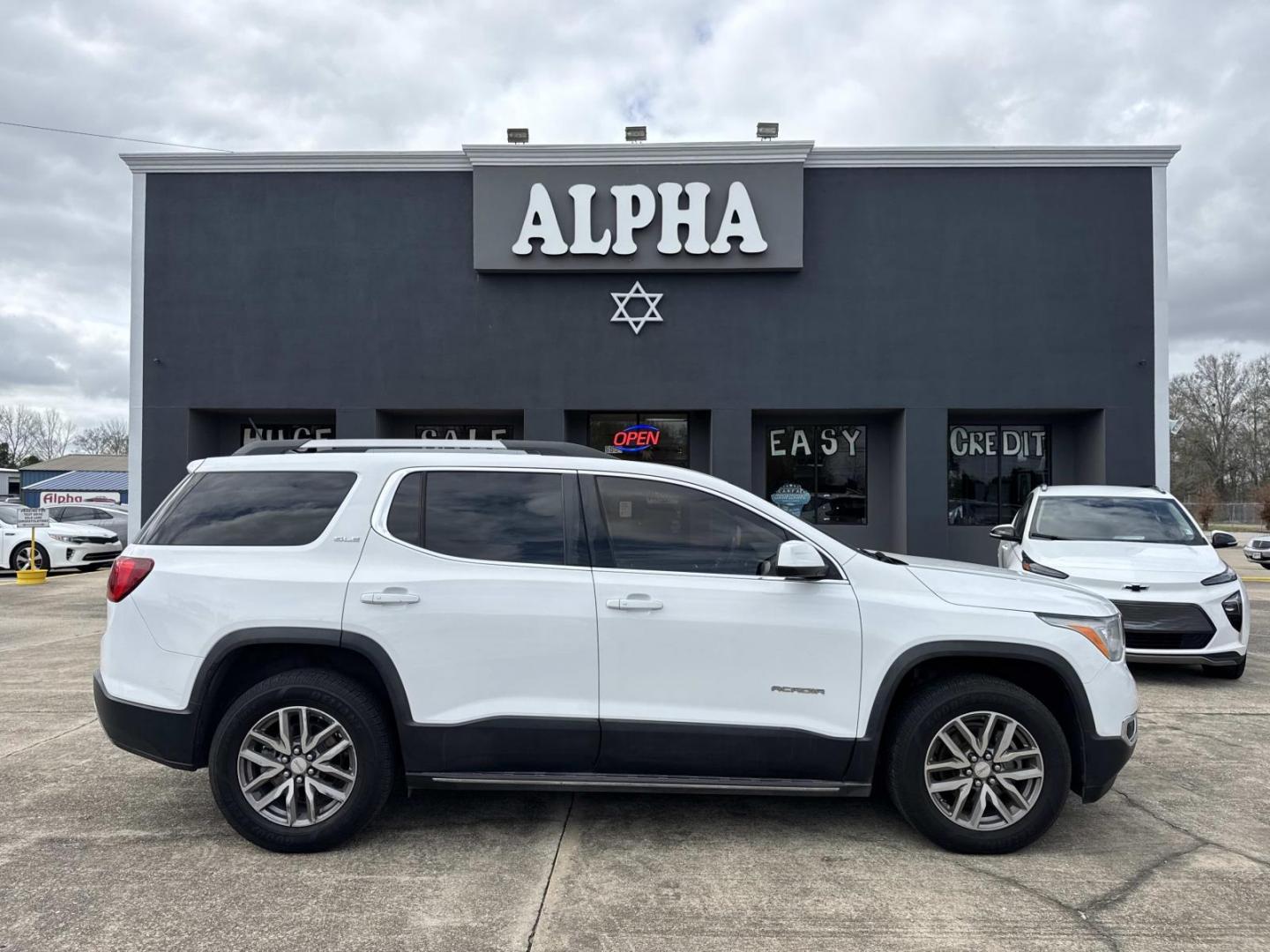 2018 White /Black GMC Acadia FWD 4dr SLE w/SLE-2 (1GKKNLLA9JZ) , Automatic transmission, located at 6904 Johnston St., Lafayette, LA, 70503, (337) 988-1960, 30.143589, -92.100601 - Photo#0