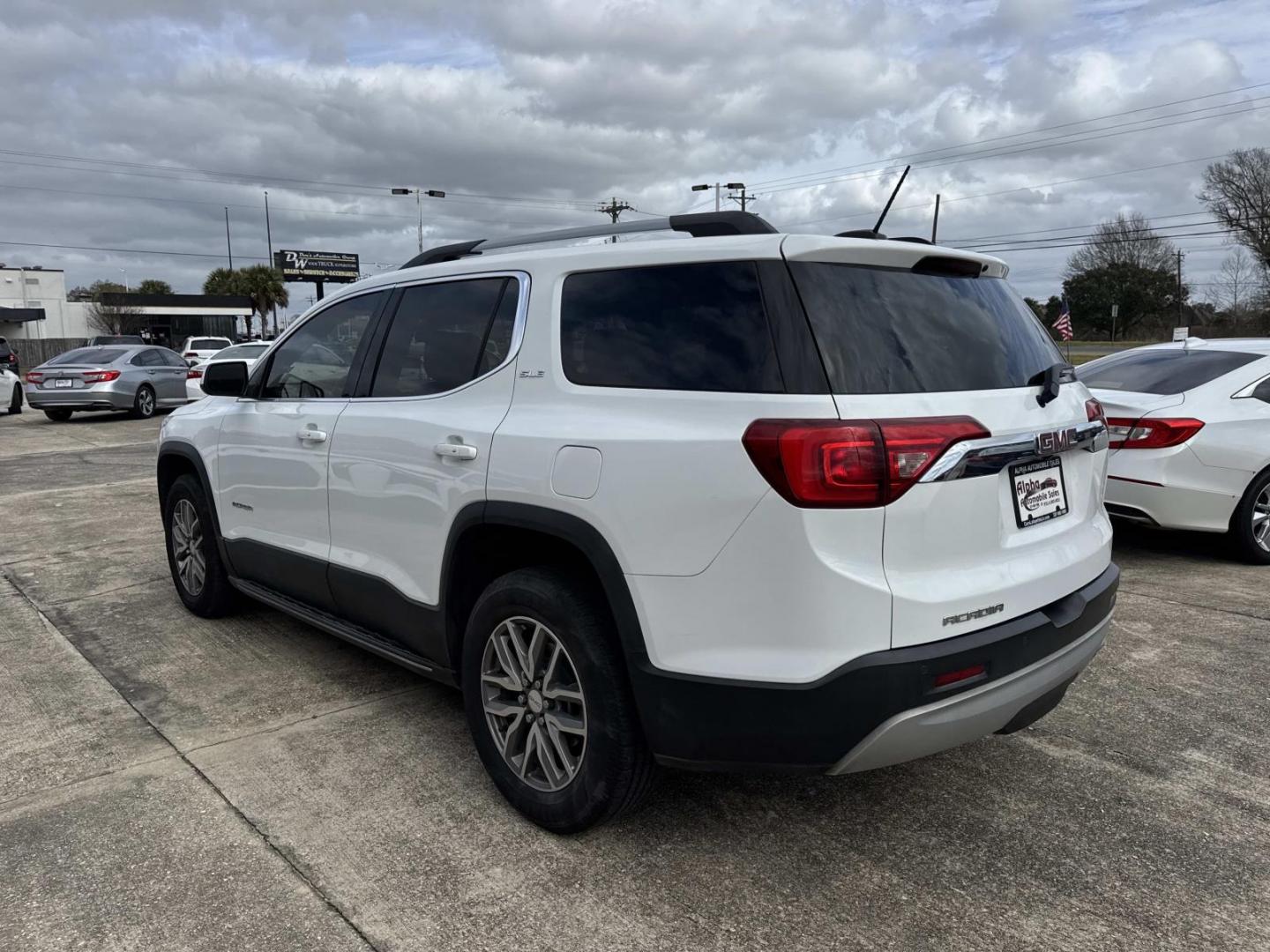 2018 White /Black GMC Acadia FWD 4dr SLE w/SLE-2 (1GKKNLLA9JZ) , Automatic transmission, located at 6904 Johnston St., Lafayette, LA, 70503, (337) 988-1960, 30.143589, -92.100601 - Photo#4