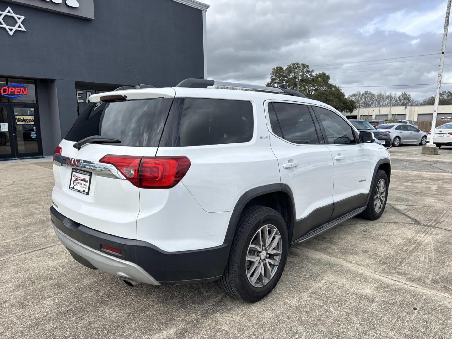 2018 White /Black GMC Acadia FWD 4dr SLE w/SLE-2 (1GKKNLLA9JZ) , Automatic transmission, located at 6904 Johnston St., Lafayette, LA, 70503, (337) 988-1960, 30.143589, -92.100601 - Photo#6