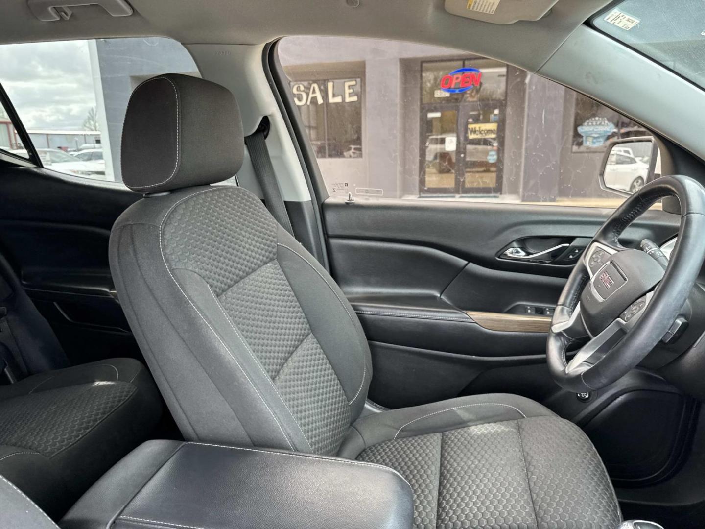 2018 White /Black GMC Acadia FWD 4dr SLE w/SLE-2 (1GKKNLLA9JZ) , Automatic transmission, located at 6904 Johnston St., Lafayette, LA, 70503, (337) 988-1960, 30.143589, -92.100601 - Photo#9