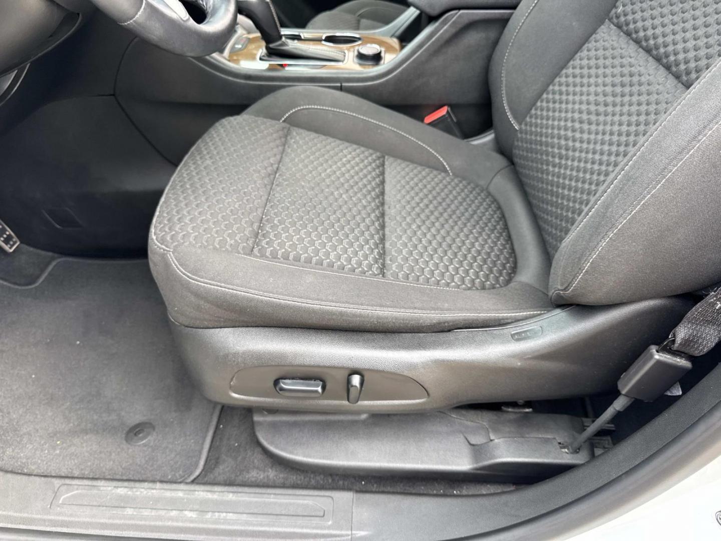 2018 White /Black GMC Acadia FWD 4dr SLE w/SLE-2 (1GKKNLLA9JZ) , Automatic transmission, located at 6904 Johnston St., Lafayette, LA, 70503, (337) 988-1960, 30.143589, -92.100601 - Photo#15