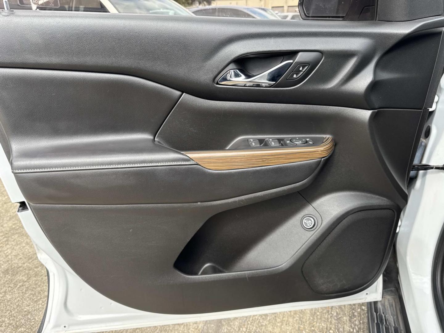 2018 White /Black GMC Acadia FWD 4dr SLE w/SLE-2 (1GKKNLLA9JZ) , Automatic transmission, located at 6904 Johnston St., Lafayette, LA, 70503, (337) 988-1960, 30.143589, -92.100601 - Photo#17