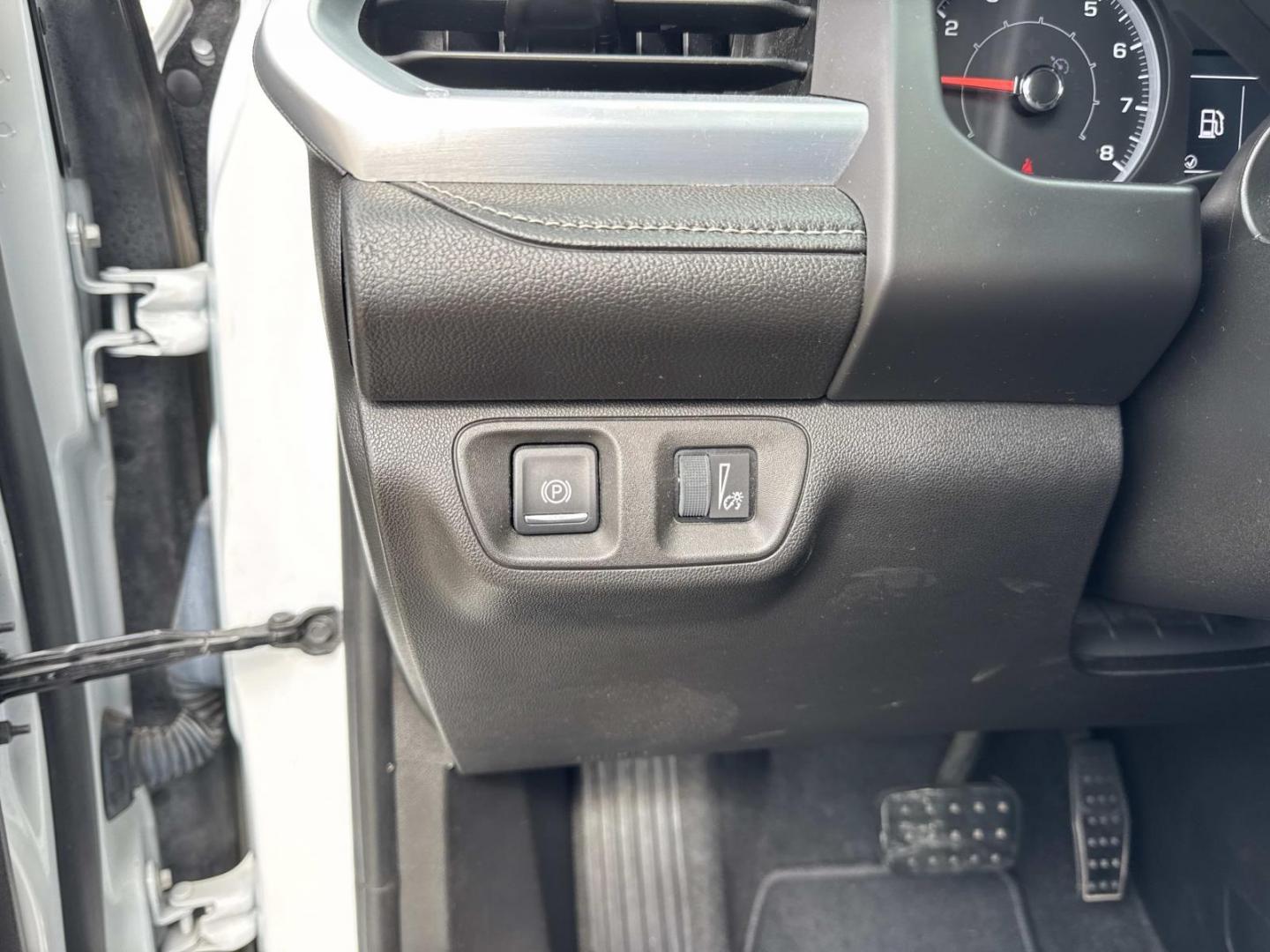 2018 White /Black GMC Acadia FWD 4dr SLE w/SLE-2 (1GKKNLLA9JZ) , Automatic transmission, located at 6904 Johnston St., Lafayette, LA, 70503, (337) 988-1960, 30.143589, -92.100601 - Photo#19