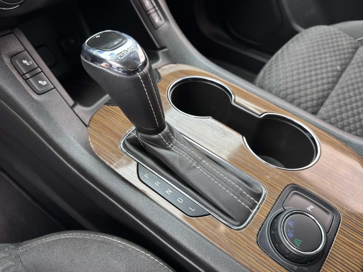 2018 White /Black GMC Acadia FWD 4dr SLE w/SLE-2 (1GKKNLLA9JZ) , Automatic transmission, located at 6904 Johnston St., Lafayette, LA, 70503, (337) 988-1960, 30.143589, -92.100601 - Photo#25