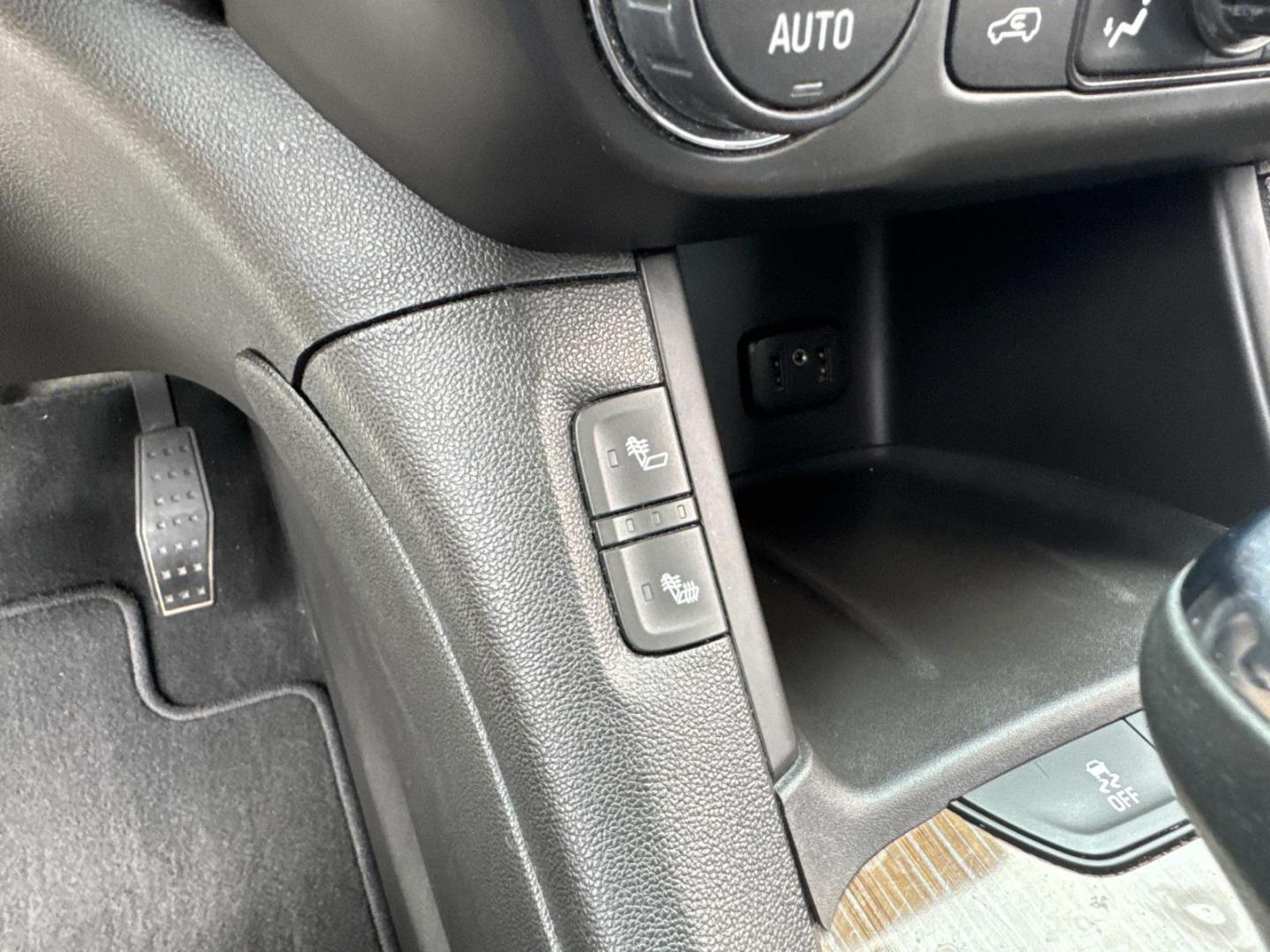 2018 White /Black GMC Acadia FWD 4dr SLE w/SLE-2 (1GKKNLLA9JZ) , Automatic transmission, located at 6904 Johnston St., Lafayette, LA, 70503, (337) 988-1960, 30.143589, -92.100601 - Photo#26