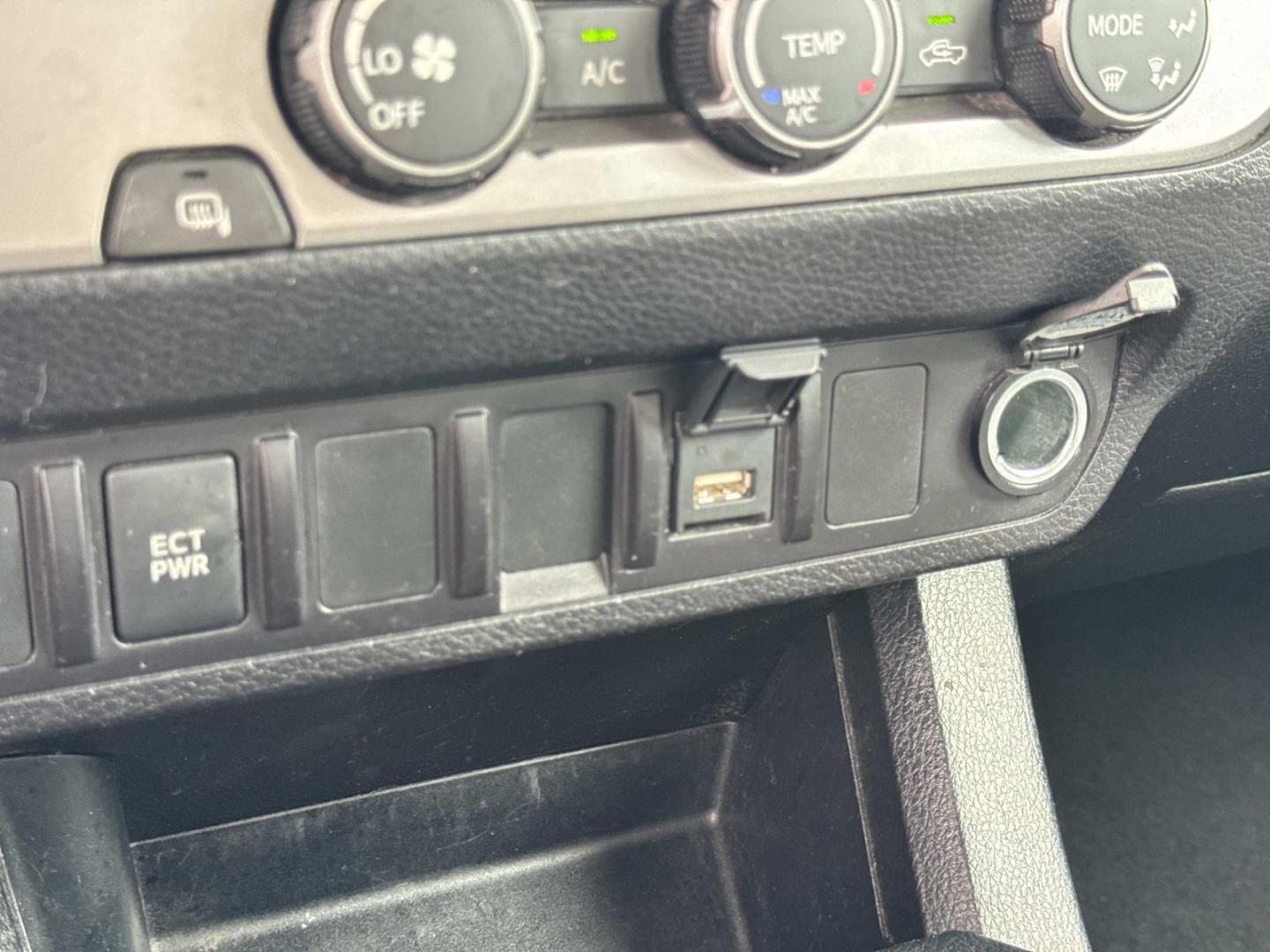 2020 Red /Gray Toyota Tacoma 2WD SR Access Cab 6' Bed I4 AT (Natl) (3TYRX5GN6LT) , Automatic transmission, located at 6904 Johnston St., Lafayette, LA, 70503, (337) 988-1960, 30.143589, -92.100601 - Photo#25