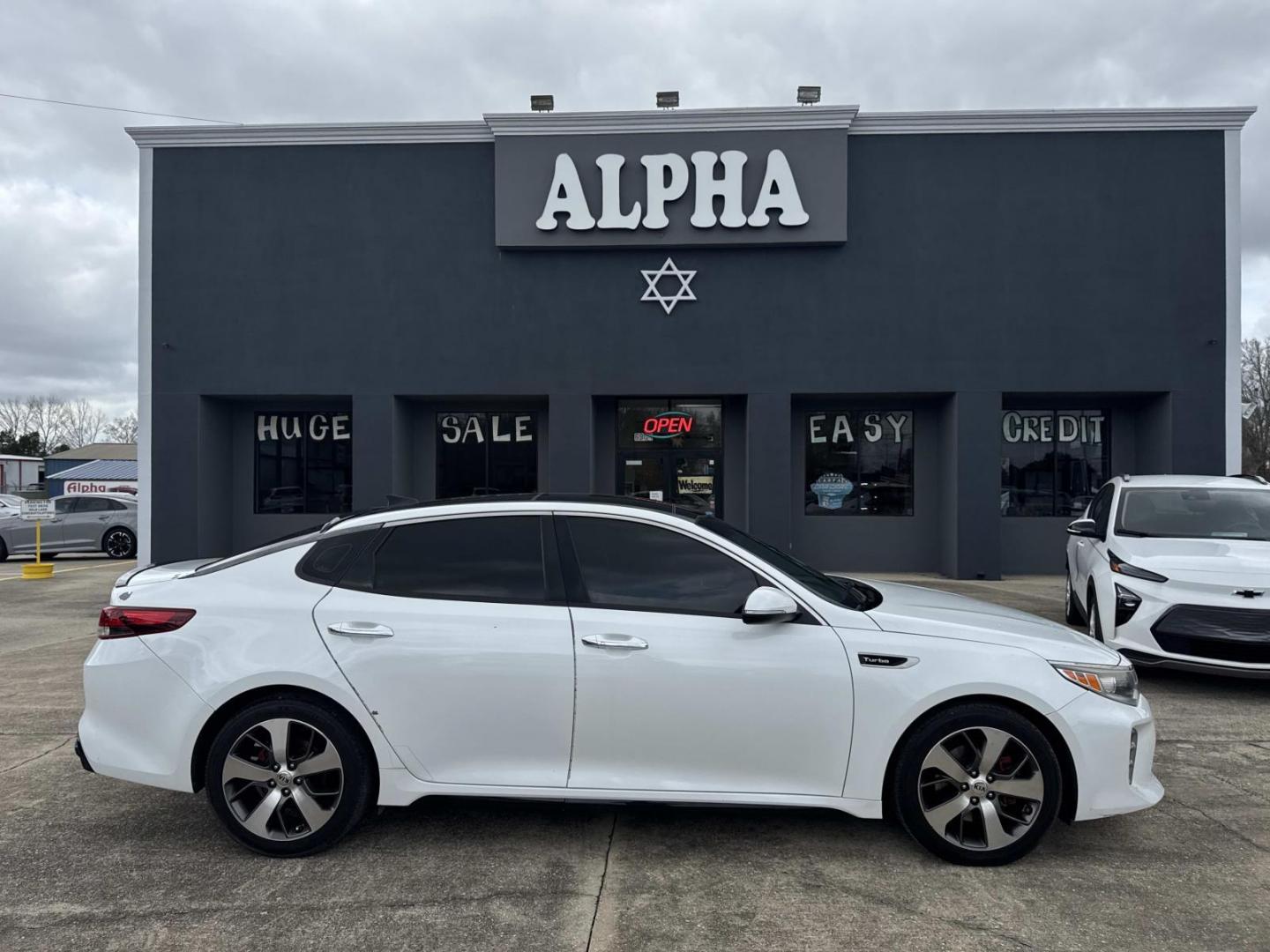 2016 White /Maroon Kia Optima 4dr Sdn SX Turbo (5XXGW4L2XGG) , Automatic transmission, located at 6904 Johnston St., Lafayette, LA, 70503, (337) 988-1960, 30.143589, -92.100601 - Photo#0