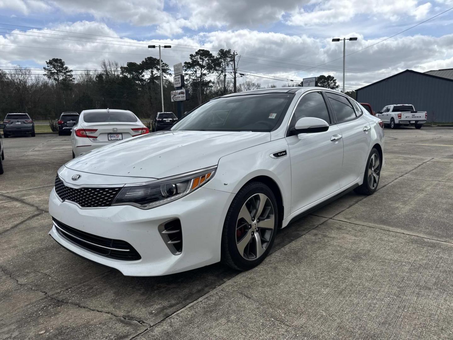 2016 White /Maroon Kia Optima 4dr Sdn SX Turbo (5XXGW4L2XGG) , Automatic transmission, located at 6904 Johnston St., Lafayette, LA, 70503, (337) 988-1960, 30.143589, -92.100601 - Photo#2