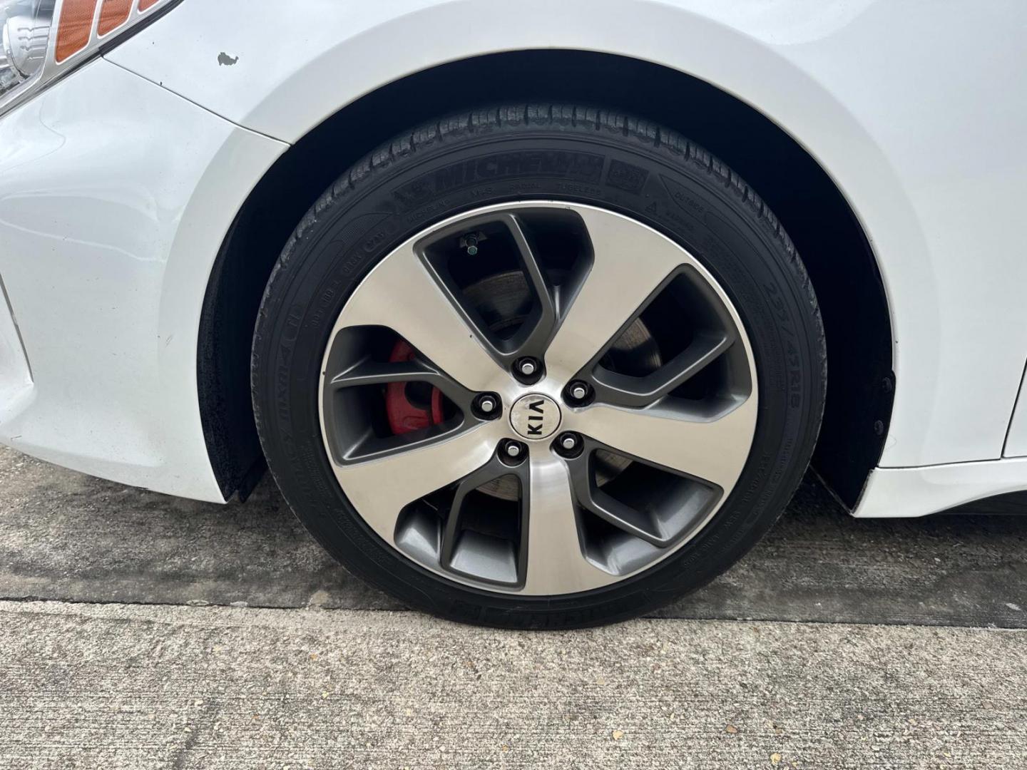 2016 White /Maroon Kia Optima 4dr Sdn SX Turbo (5XXGW4L2XGG) , Automatic transmission, located at 6904 Johnston St., Lafayette, LA, 70503, (337) 988-1960, 30.143589, -92.100601 - Photo#3